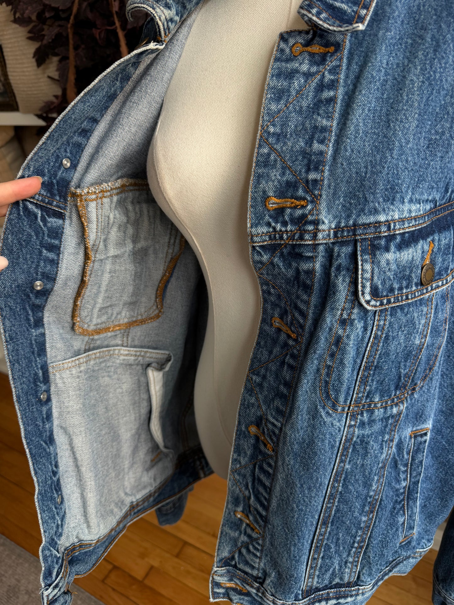 90s Wrangler denim jacket. Fits S-L