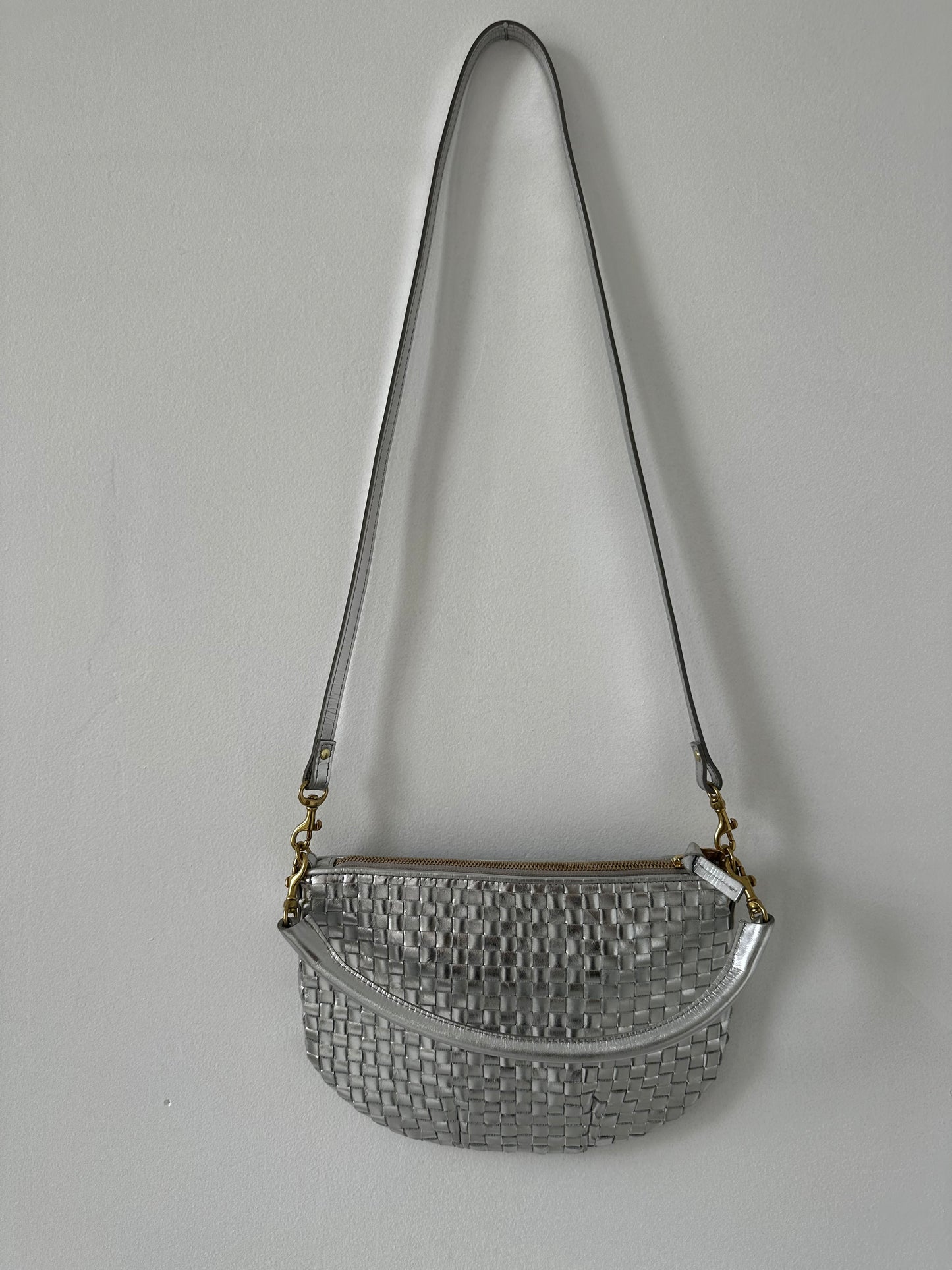 Clare V Petite Moyen in silver woven