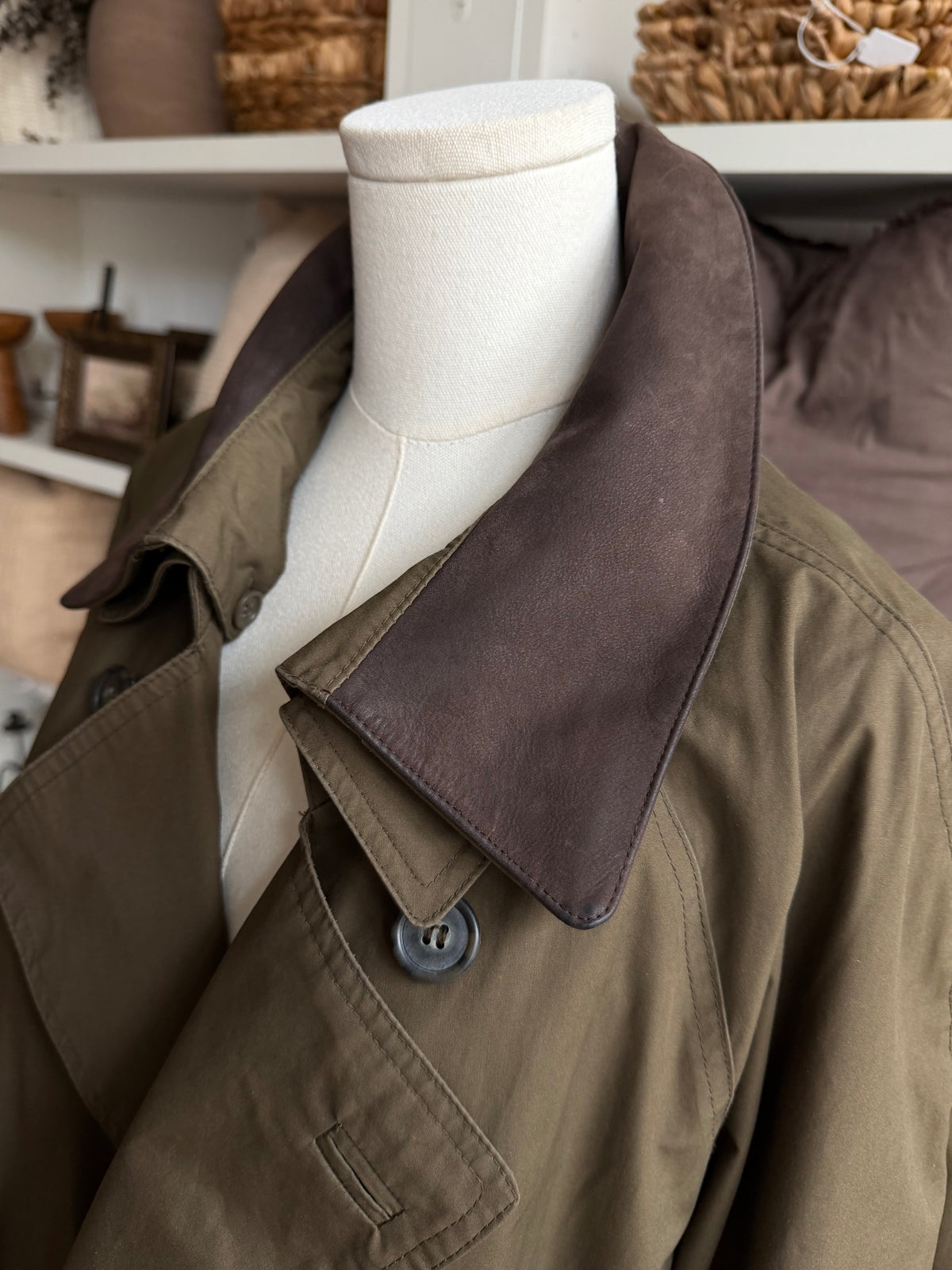 90s London Fog green trench with leather removable collar. Fits M-XXL tall