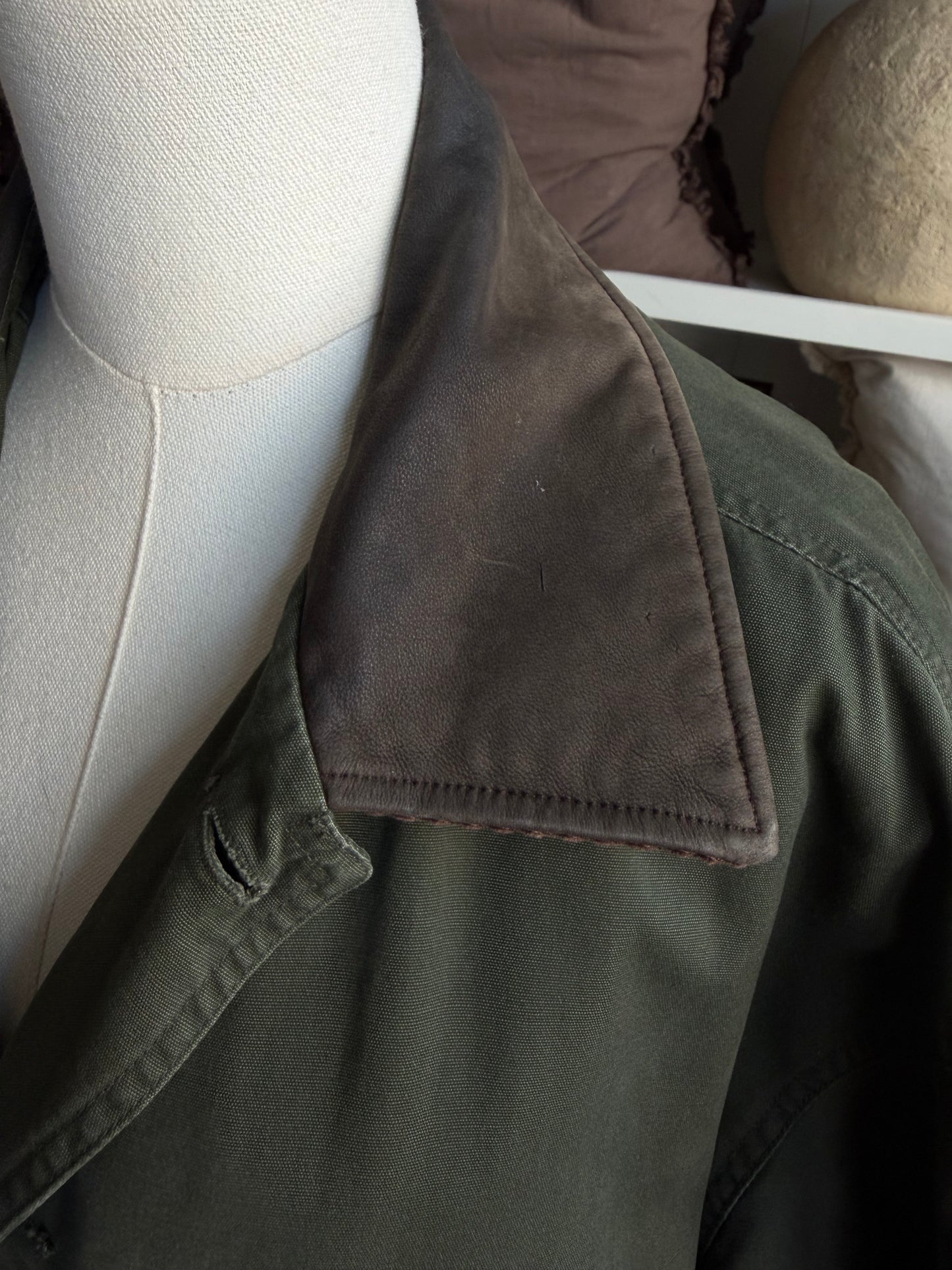 90s Ivy Crew insulated green barn coat with leather collar. Made in Hong Kong. Fits S-L