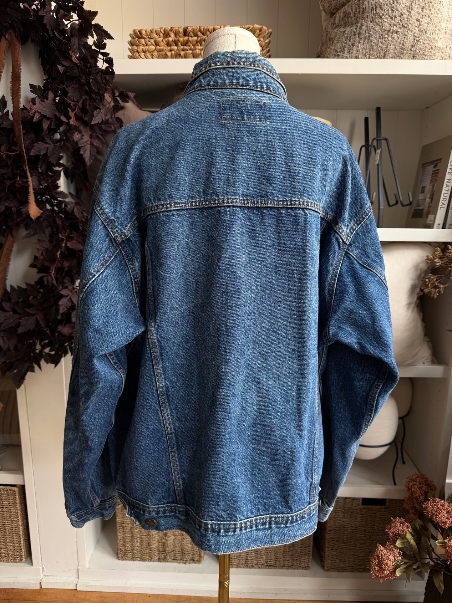 90s Wrangler denim jacket. Fits S-L