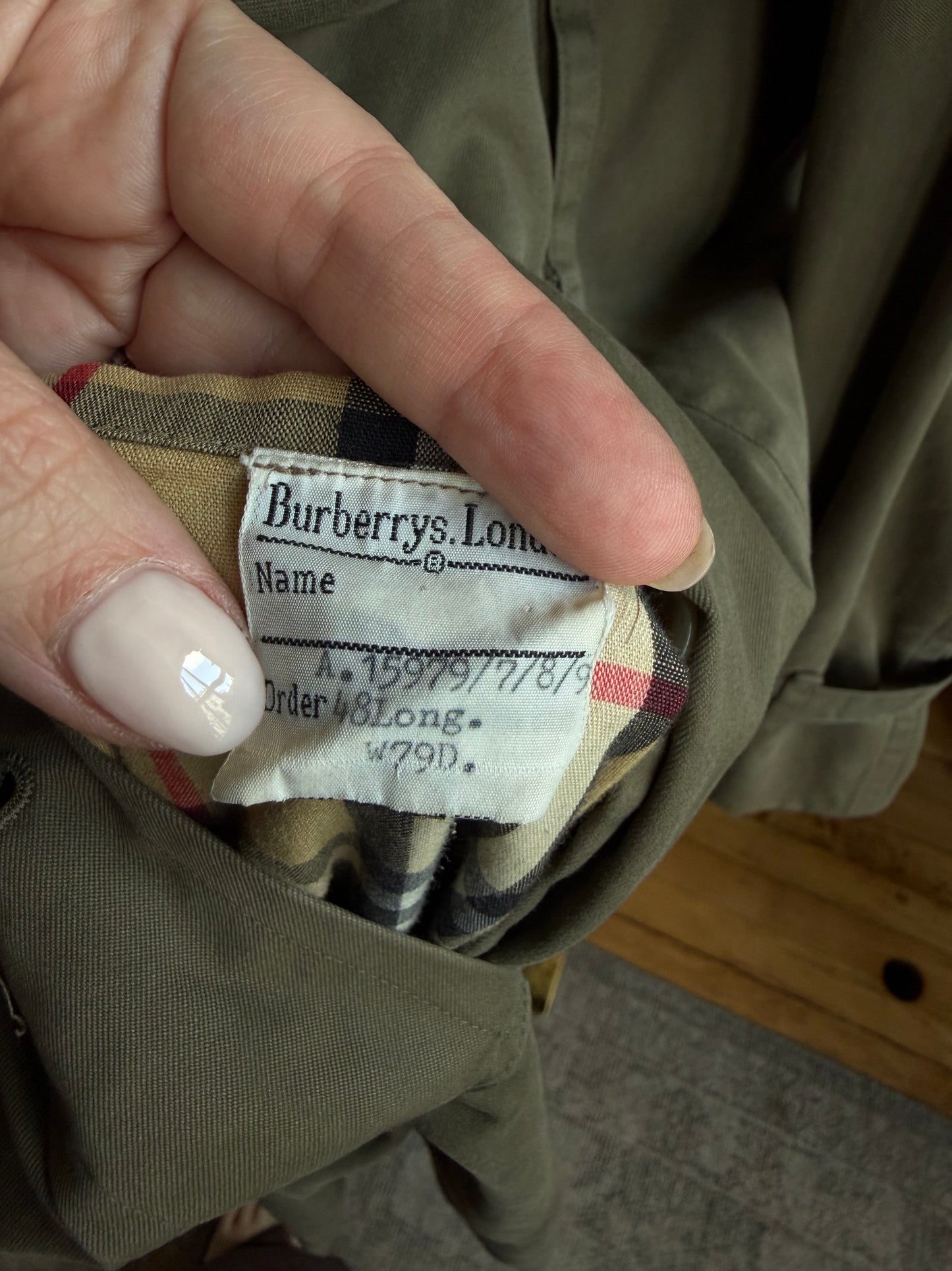 Vintage Burberry olive trench coat. Fits XS-M