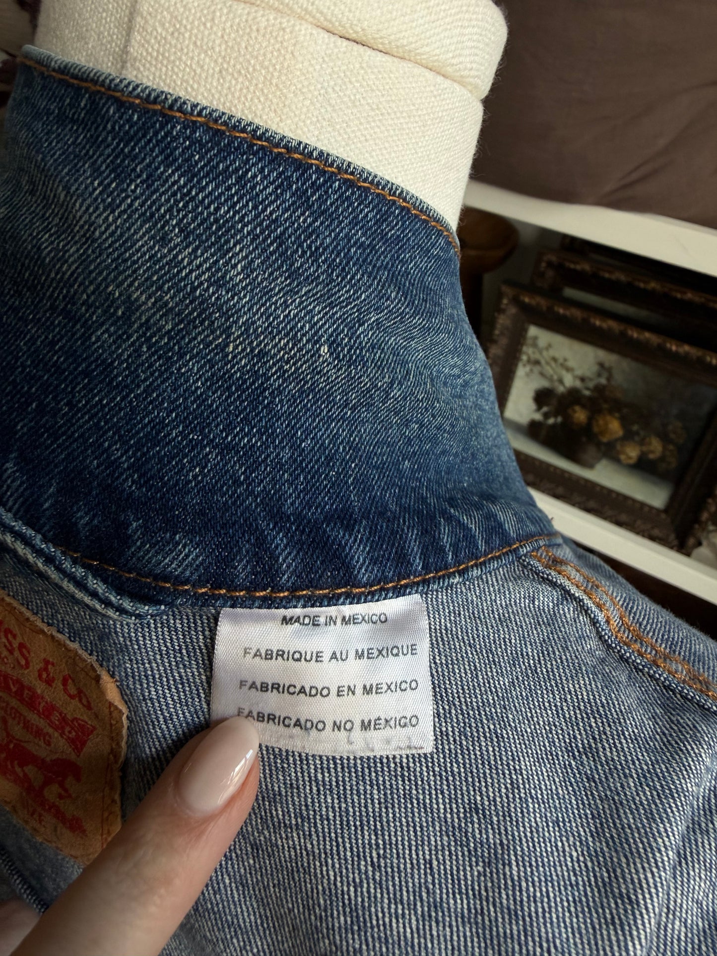 00s Levi’s denim jacket. Fits XS-M