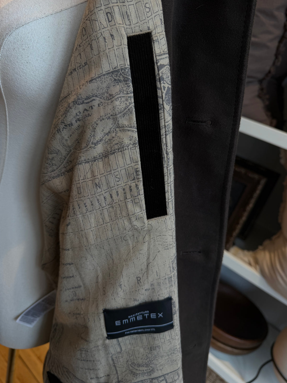 Banana Republic Italian Moleskin barn jacket in dark brown. Size L