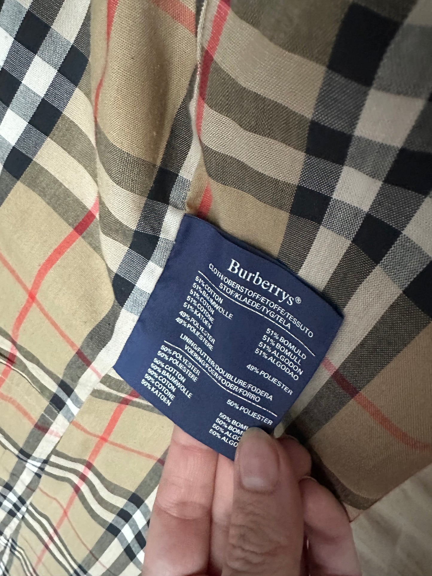 90s Burberry trench coat. Size 40 reg. No zip out lining