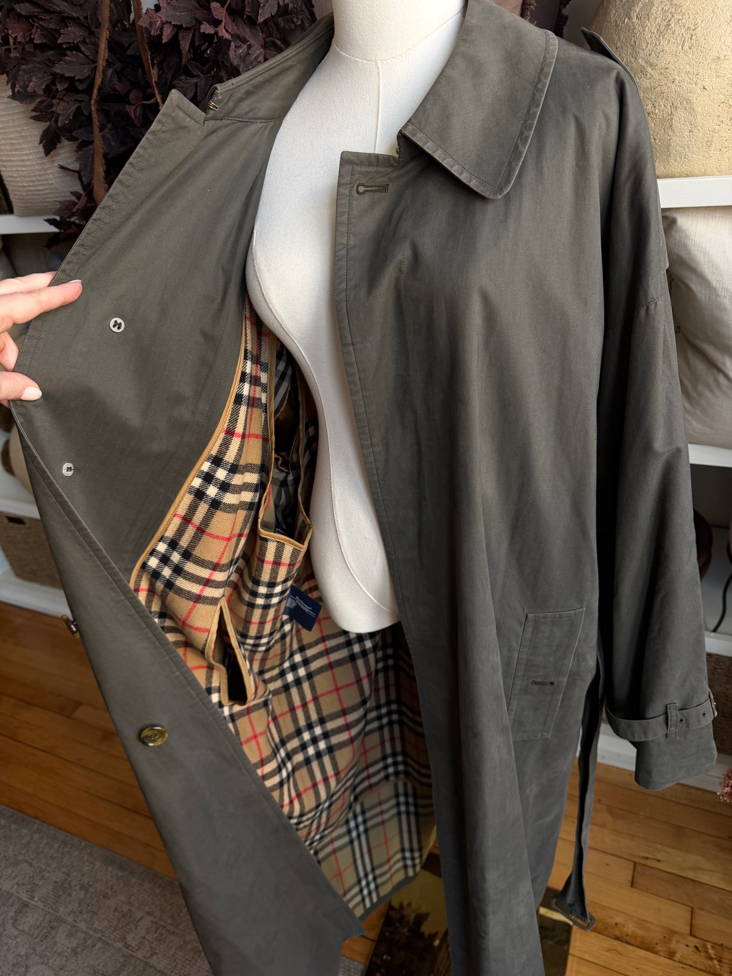 Vintage Burberry dark green trench coat with zip out wool lining. Fits M-XL