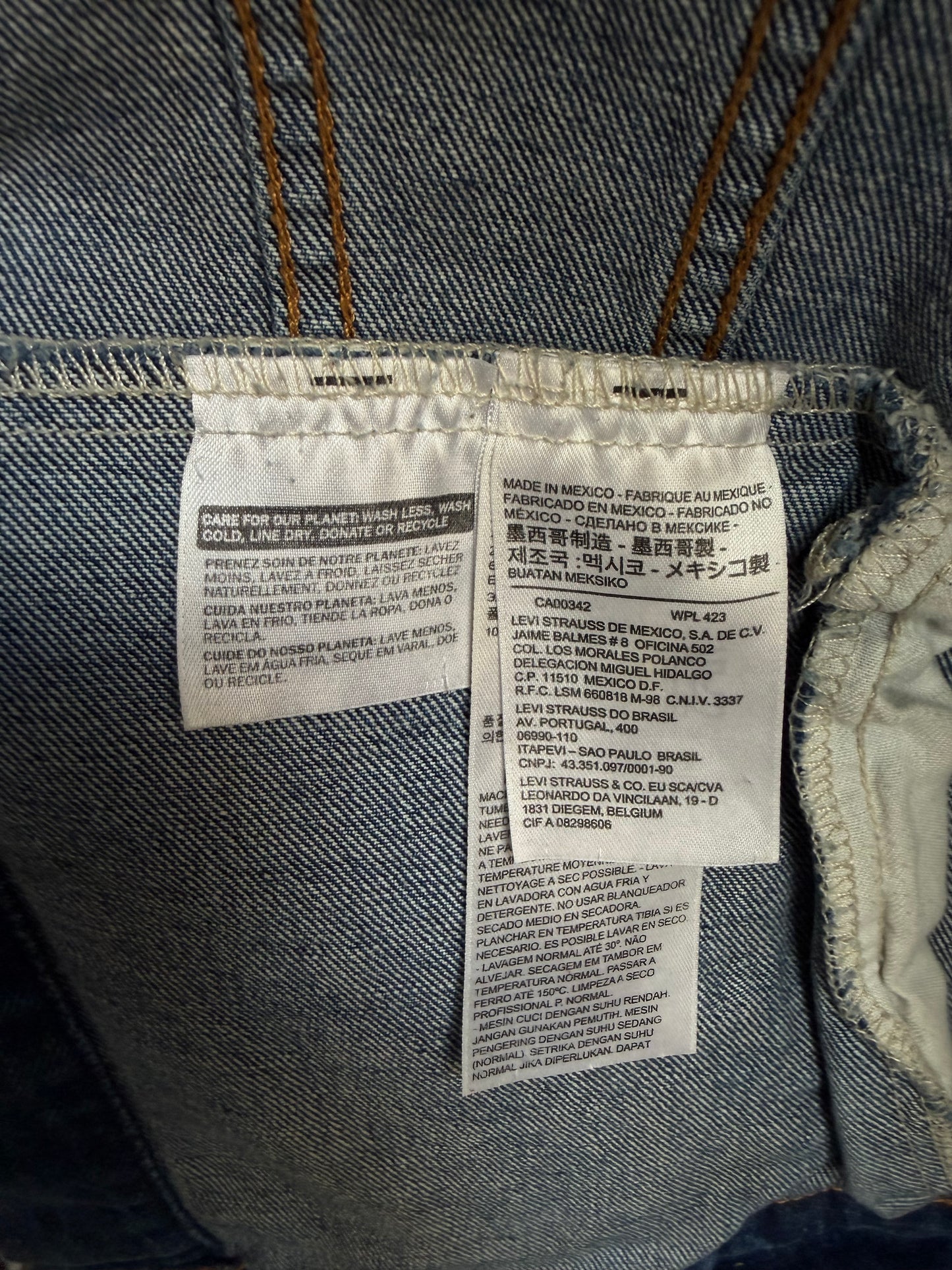 00s Levi’s denim jacket. Fits XS-M