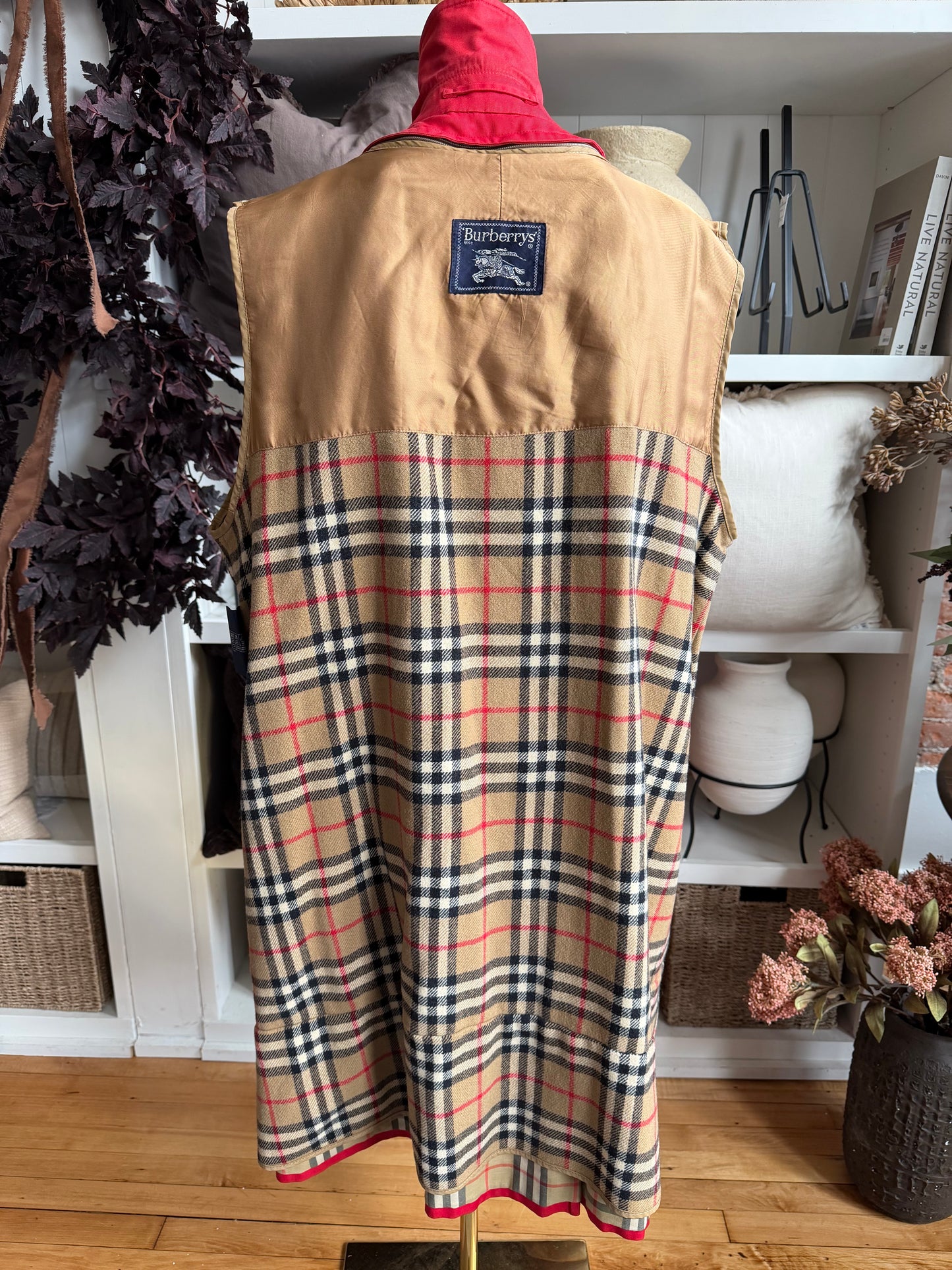 Vintage Burberry red trench coat with wool zip out lining. Fits XXS-S