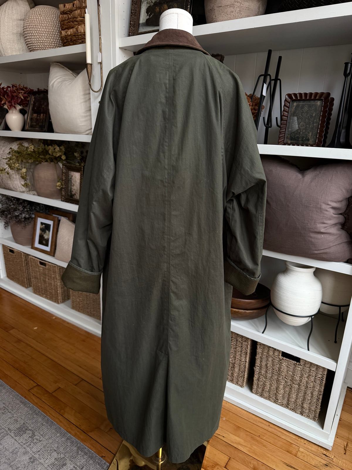 90s London Fog green trench with leather collar and zip out wool lining. Made in the USA. Fits M-XL