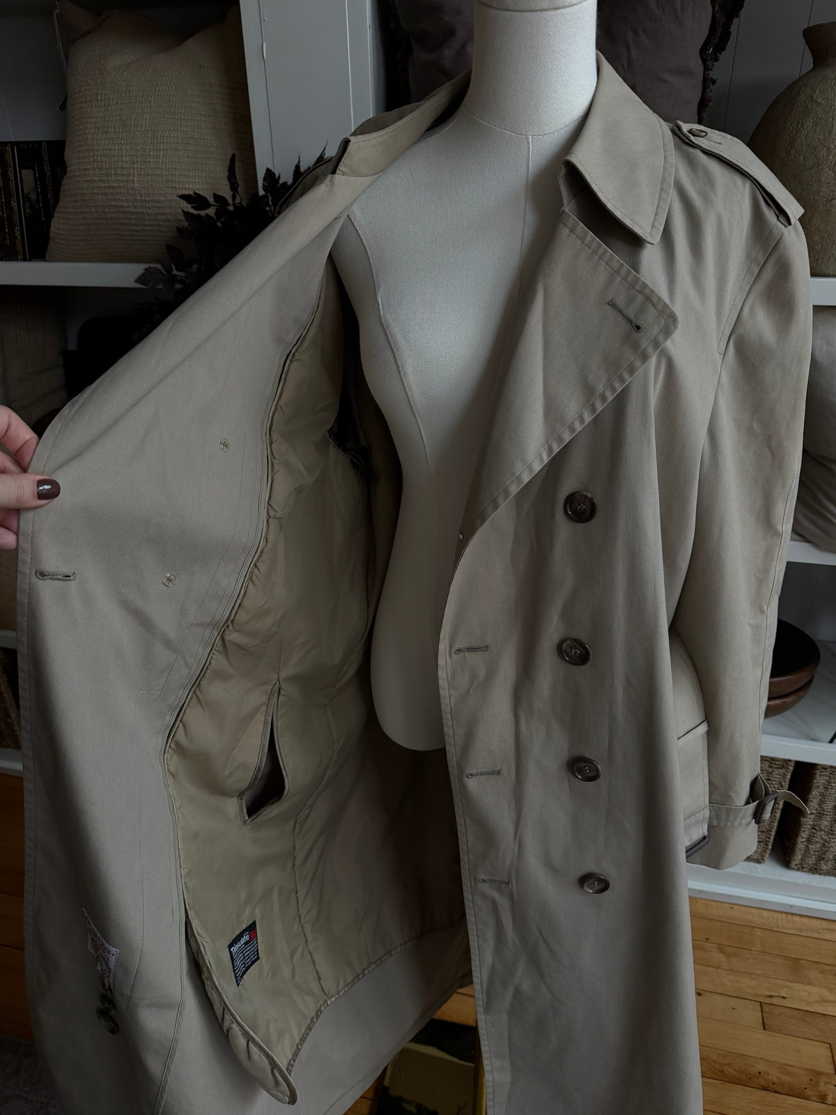 80s London Fog khaki trench. Made in the USA. Fits M-L