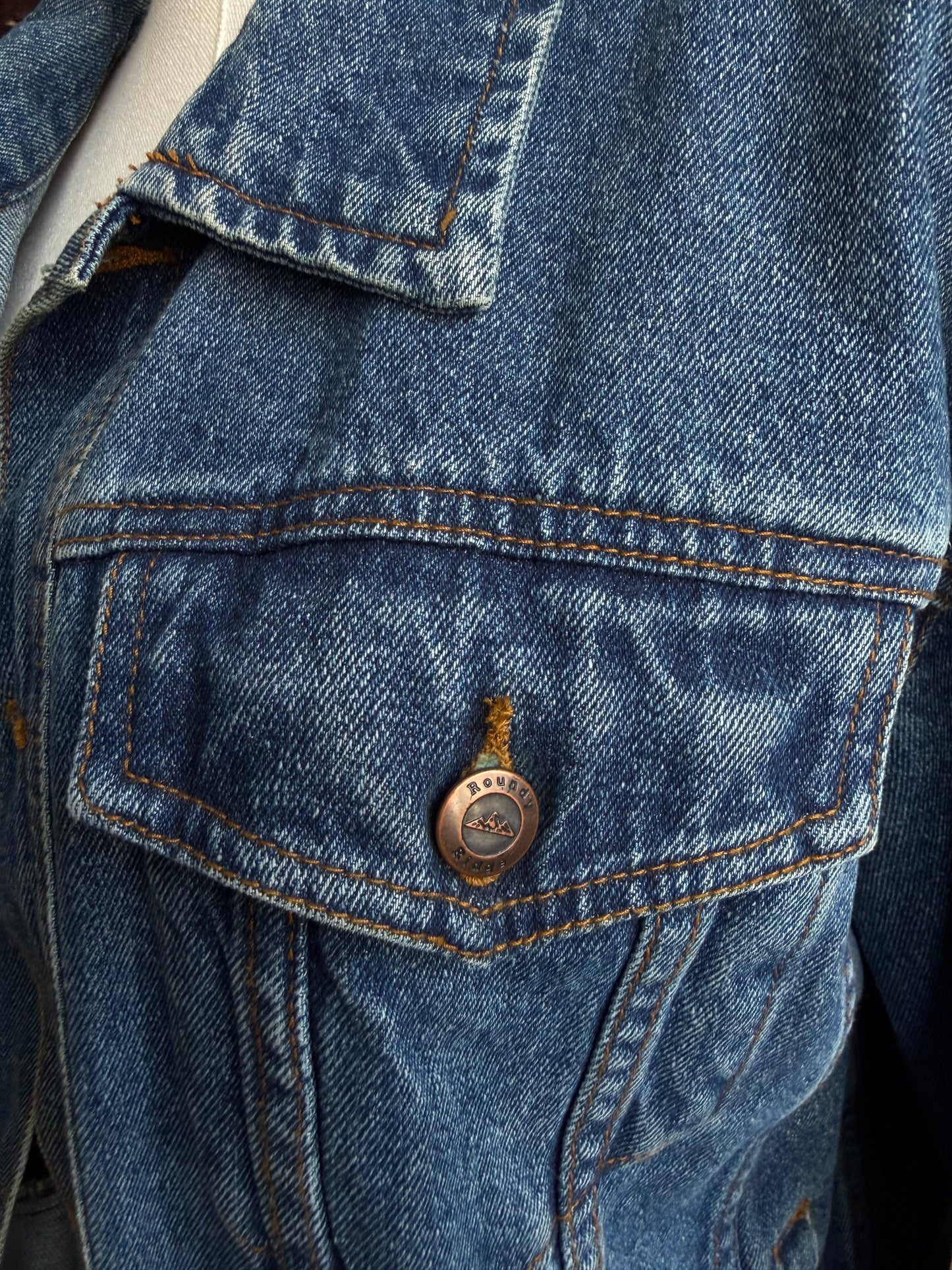 80s Roundy Ridge denim jacket. Made in Hong Kong. Fits XS-M