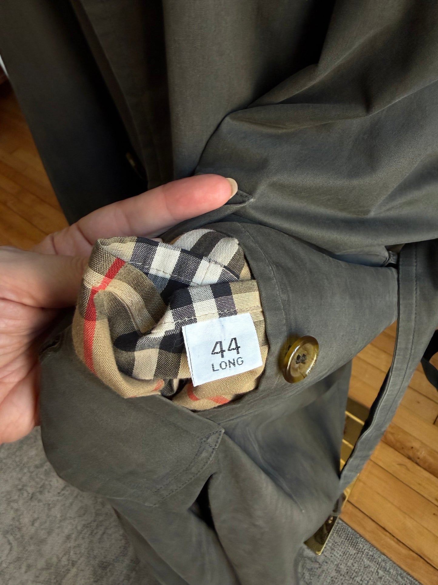 Vintage Burberry dark green trench coat with zip out wool lining. Fits M-XL