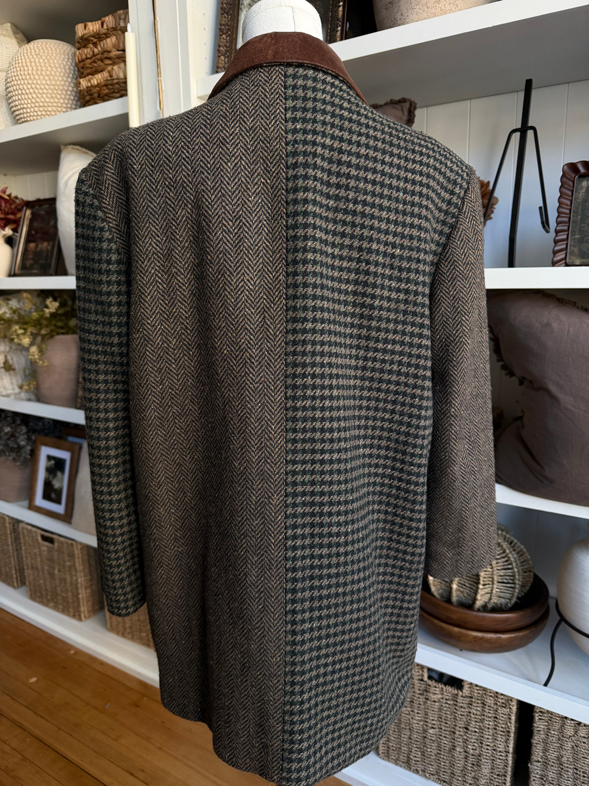 90s JL Colebrook two toned tweed blazer with leather collar. Fits S-L