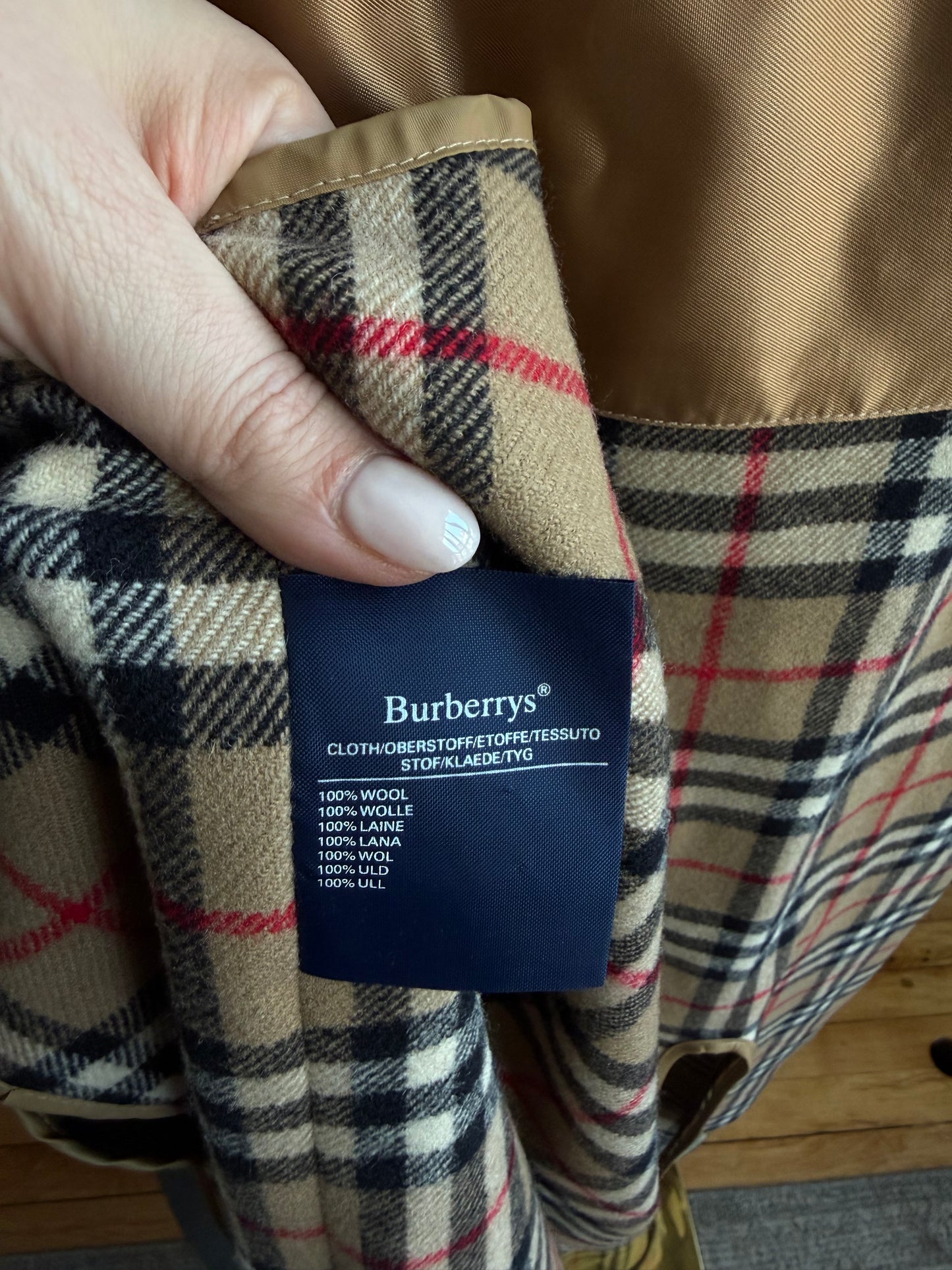 Vintage Burberry dark green trench coat with zip out wool lining. Fits M-XL
