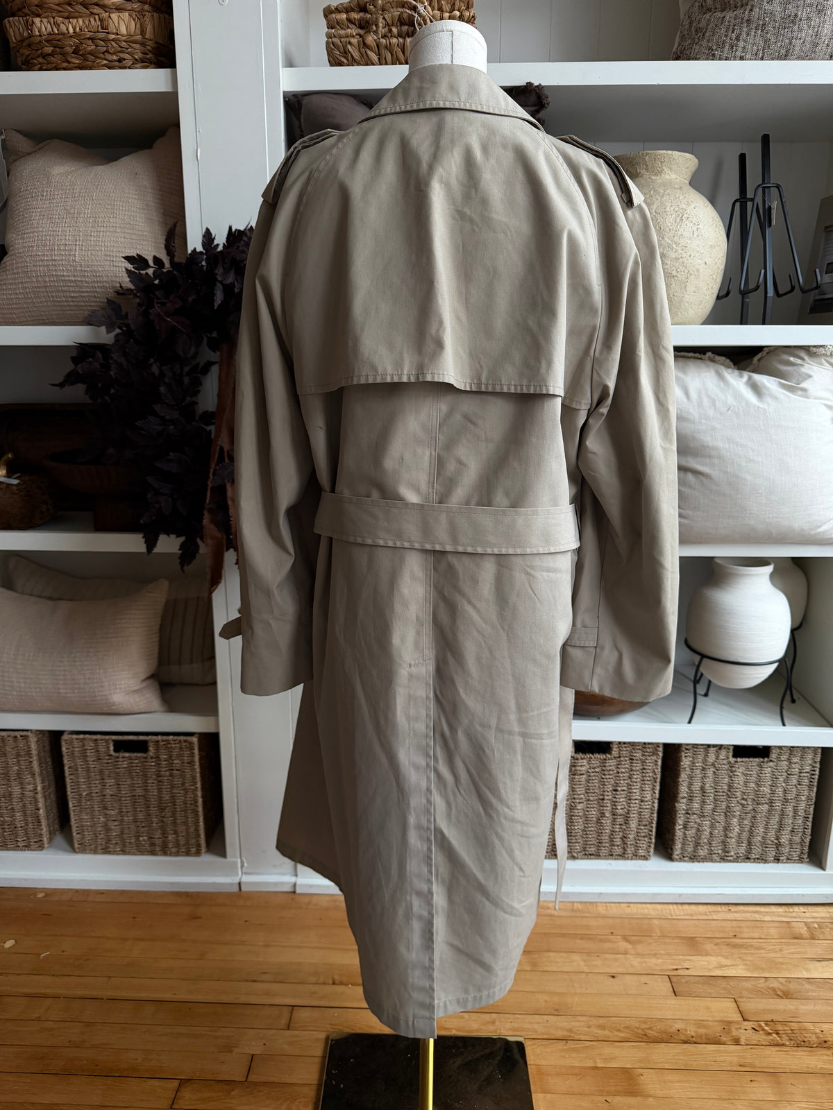 80s London Fog khaki trench. Made in the USA. Fits M-L