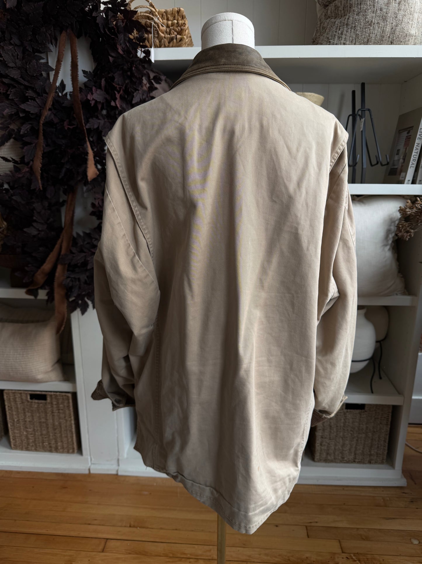 90s Banana Republic flannel lined barn coat with leather collar. Fits M-XL