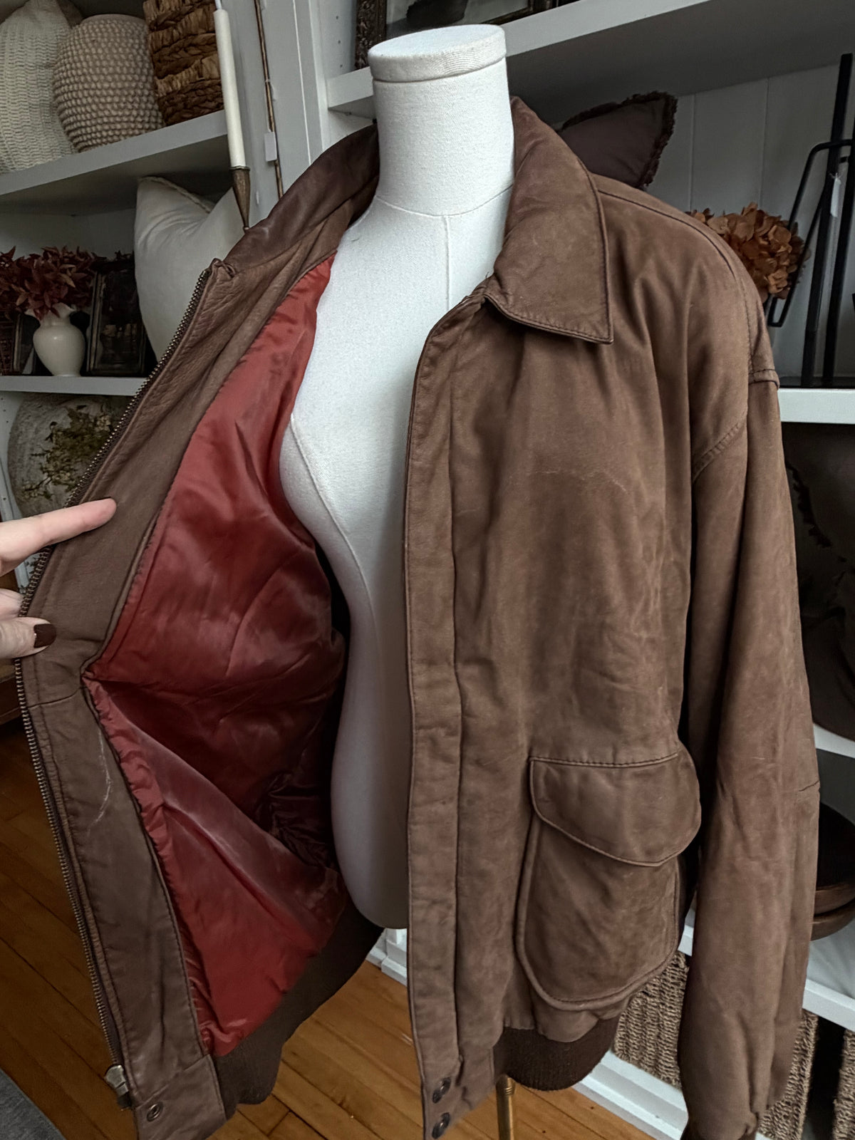 90s Wilson’s Adventure Bound leather bomber. Fits M-XL