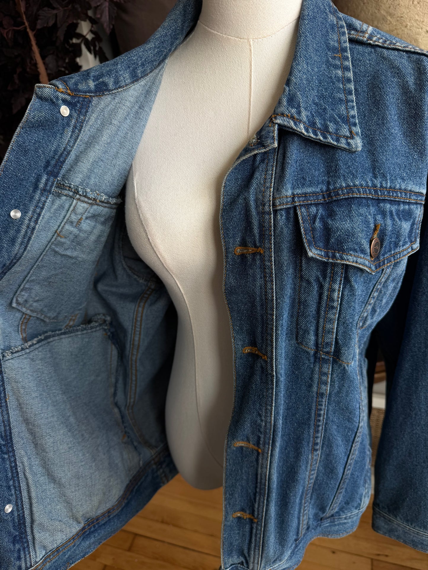 80s Roundy Ridge denim jacket. Made in Hong Kong. Fits XS-M
