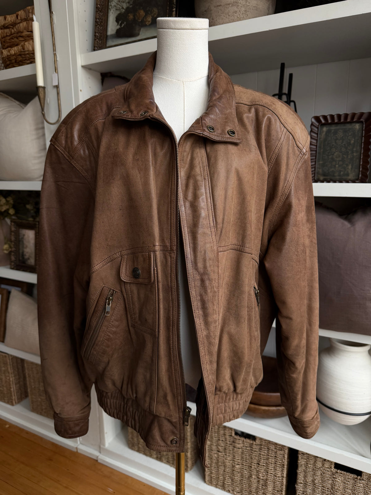 90s Wilson Adventure Bound leather bomber. Fits S-L