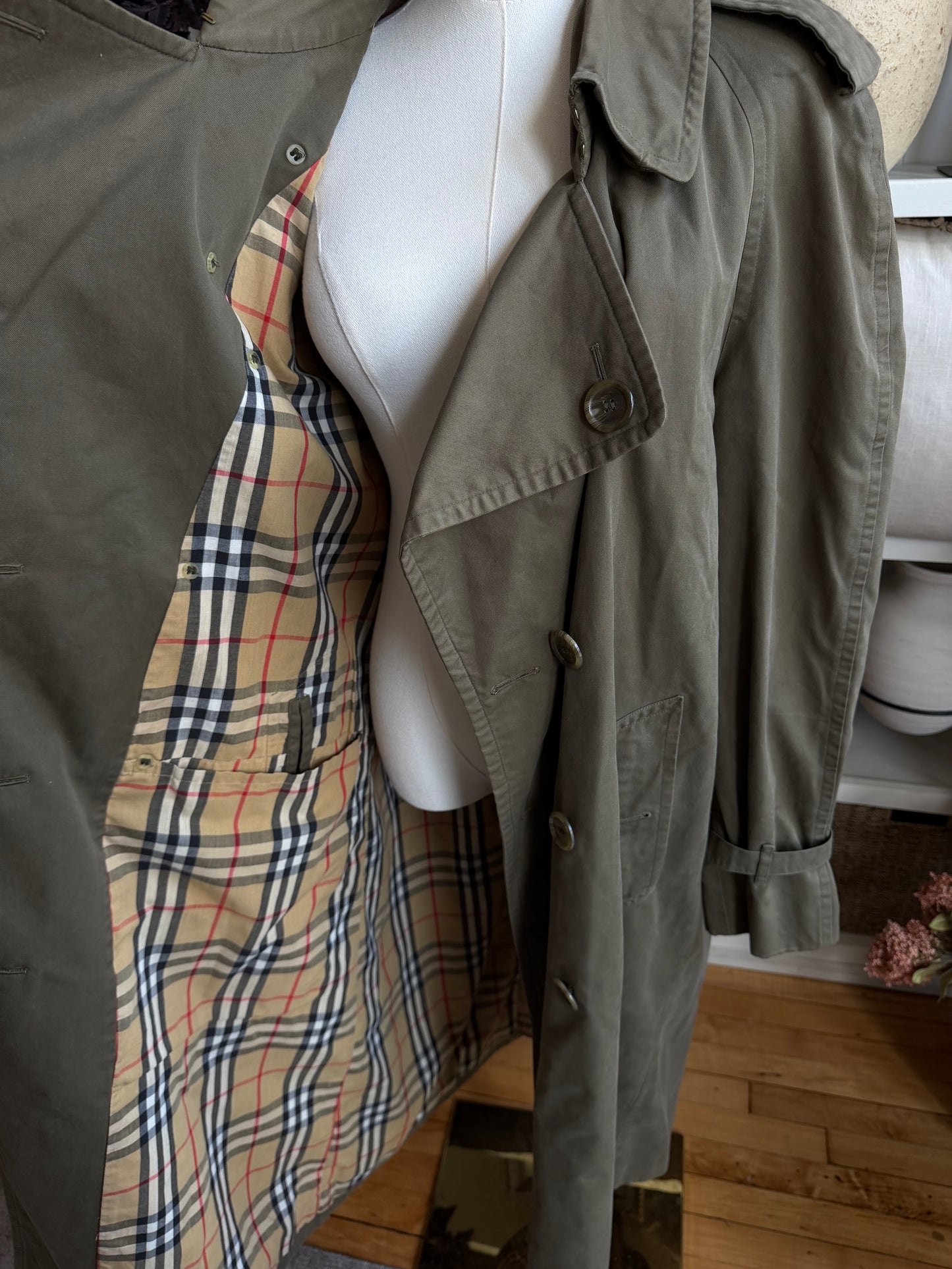 Vintage Burberry olive trench coat. Fits XS-M
