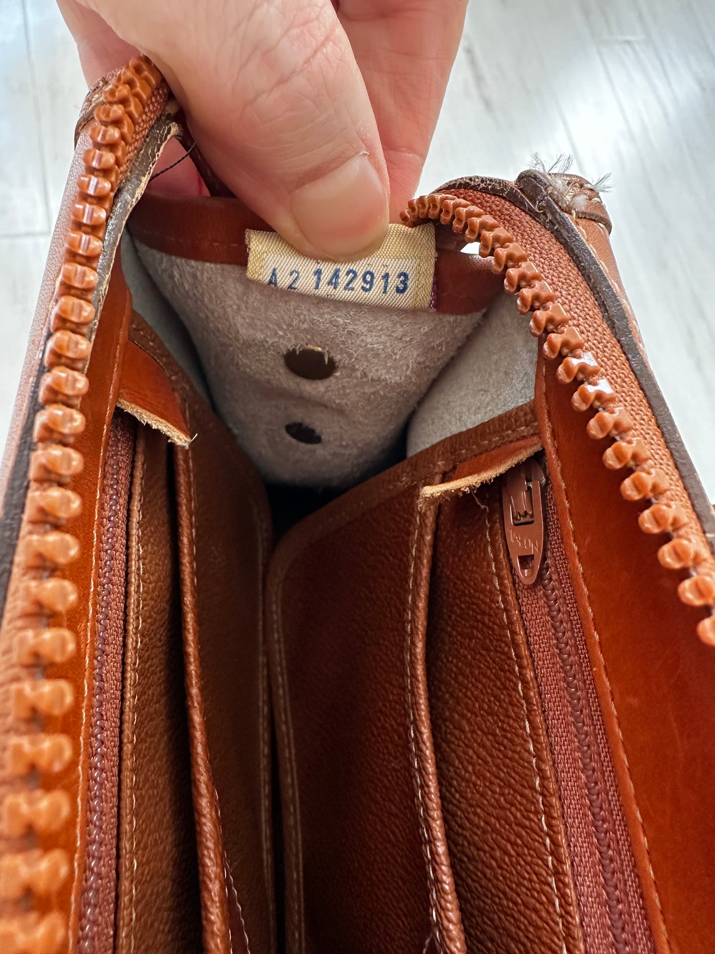 90s Dooney and Bourke zip top crossbody in cream