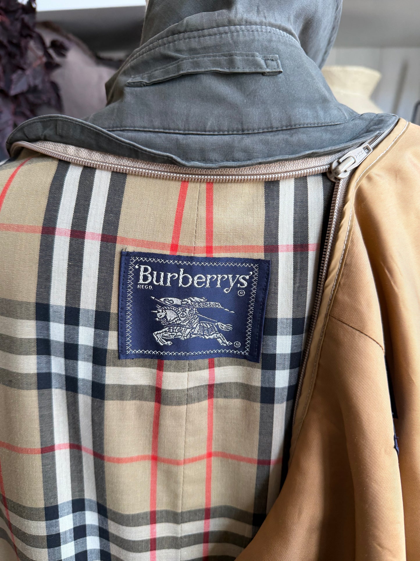 Vintage Burberry dark green trench coat with zip out wool lining. Fits M-XL