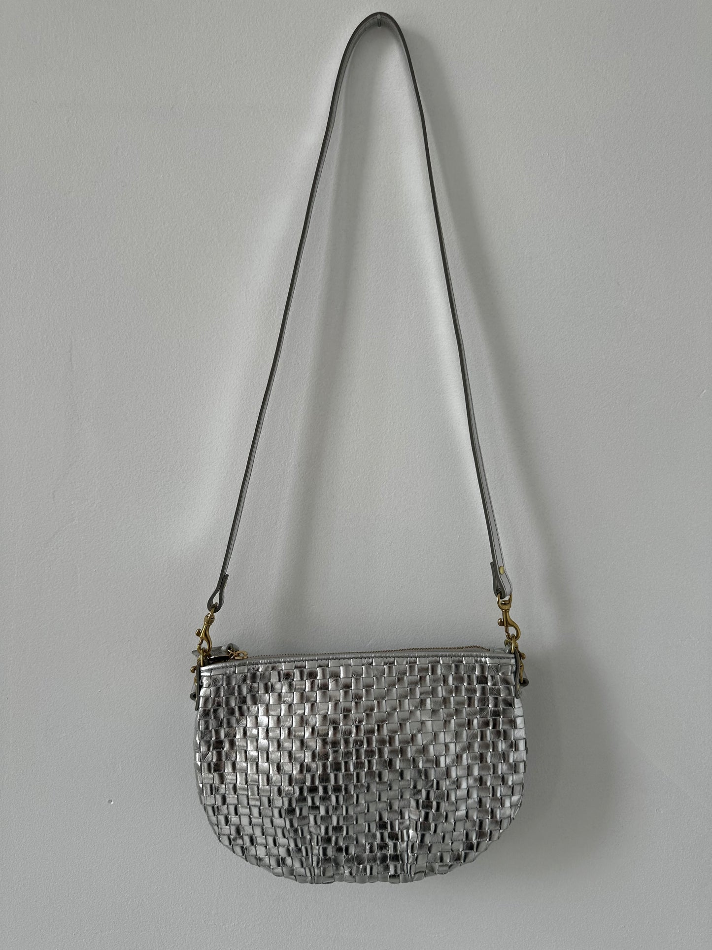 Clare V Petite Moyen in silver woven