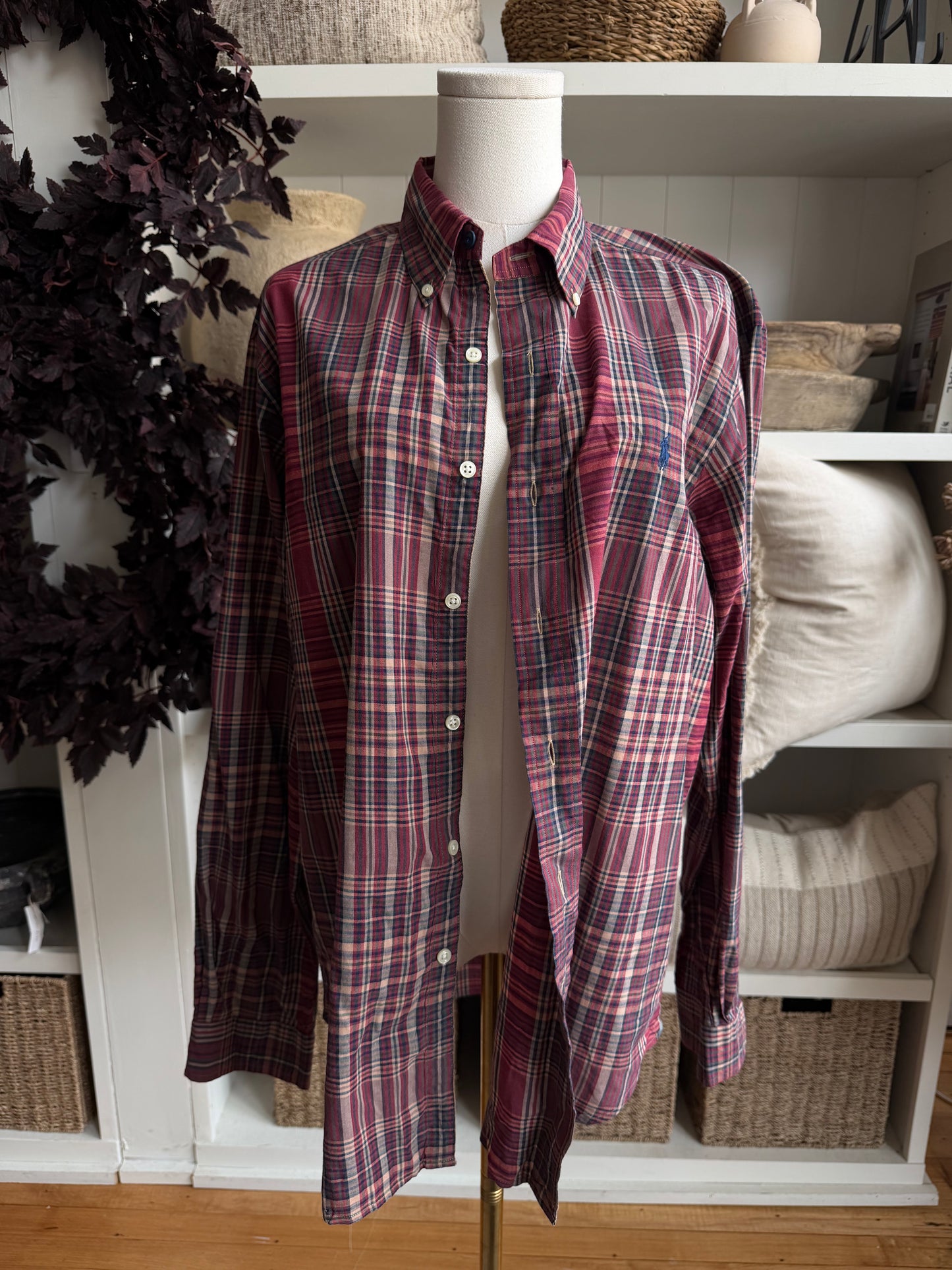 90s Ralph Lauren classic fit button down. Fits XS-M