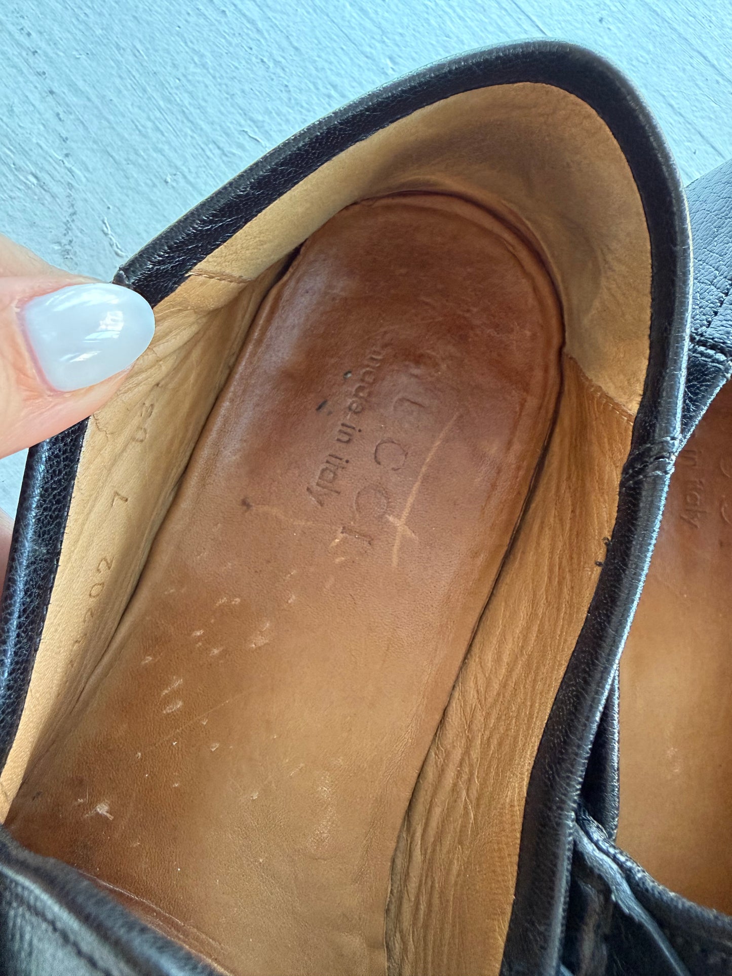 Vintage black Gucci loafers. Labeled men’s size 7. Fits like women’s 9.5/10