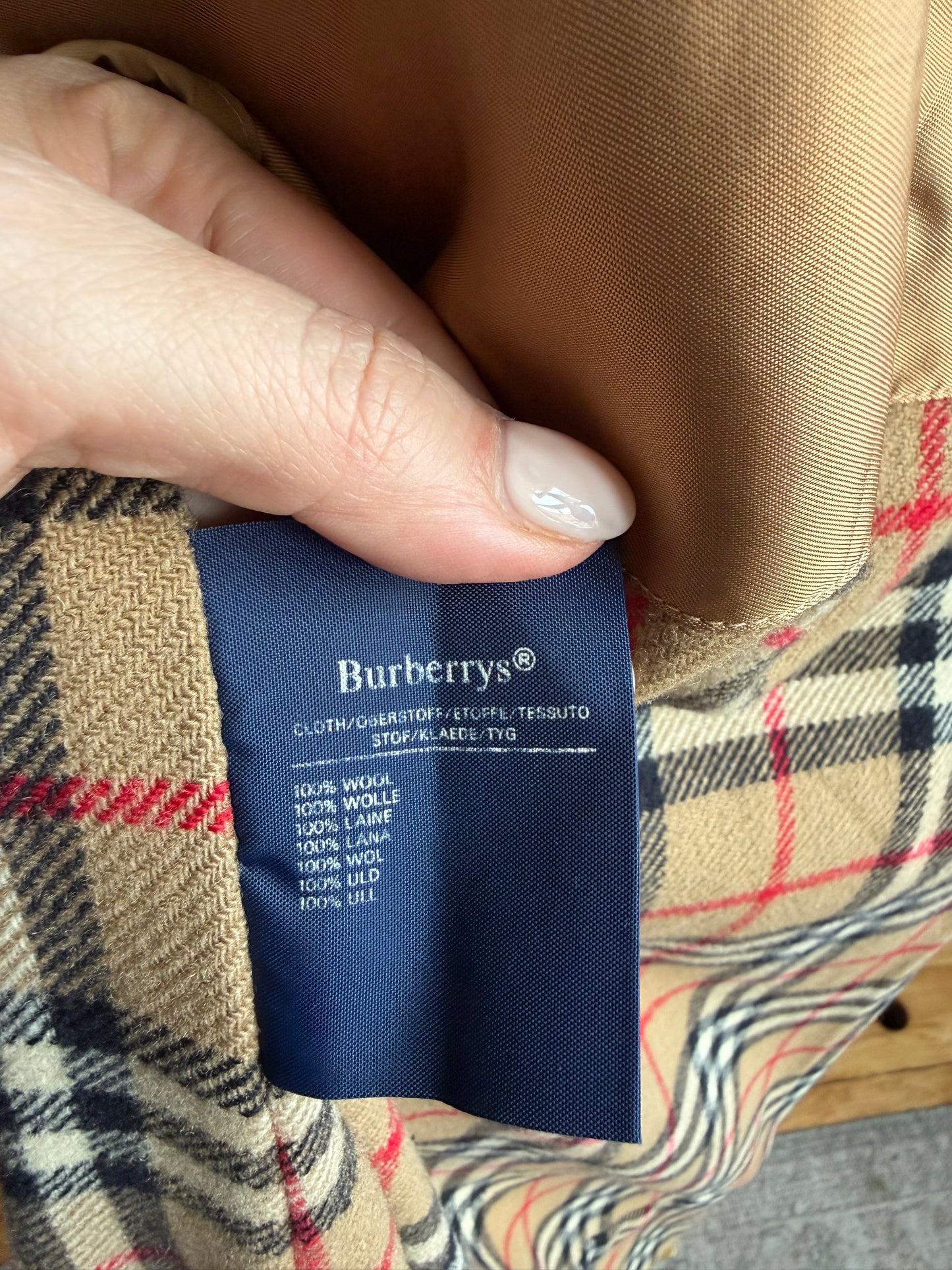 Vintage Burberry red trench coat with wool zip out lining. Fits XXS-S