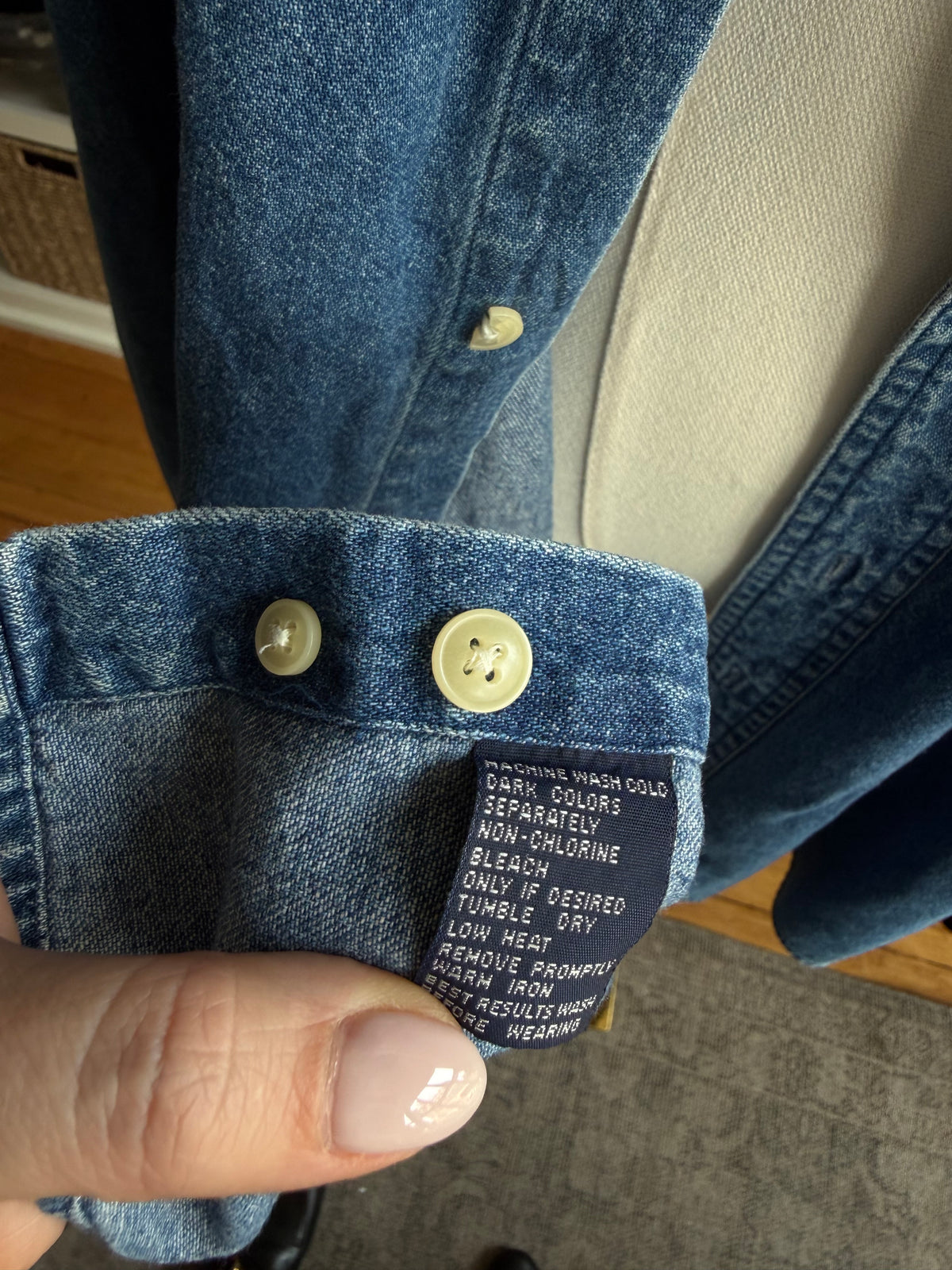 90s Chaps Ralph Lauren denim button down. Fits M-XL