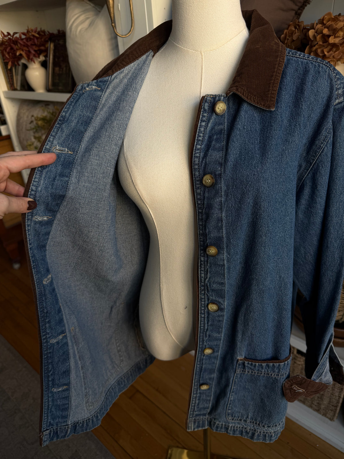 90s Cabin Creek denim chore coat with brown corduroy collar and trim. Fits S-L