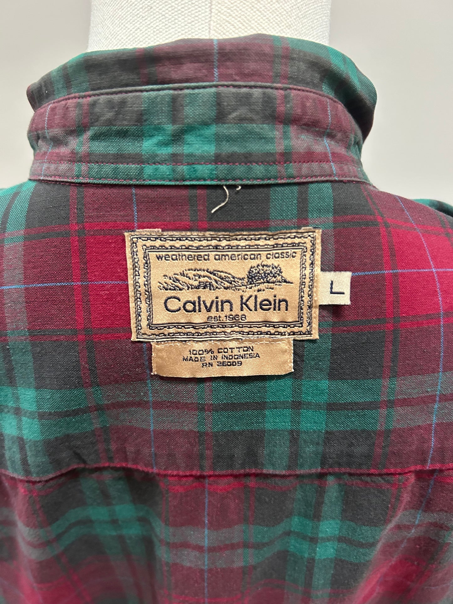 90s Calvin Klein cotton plaid button down. Fits S-L