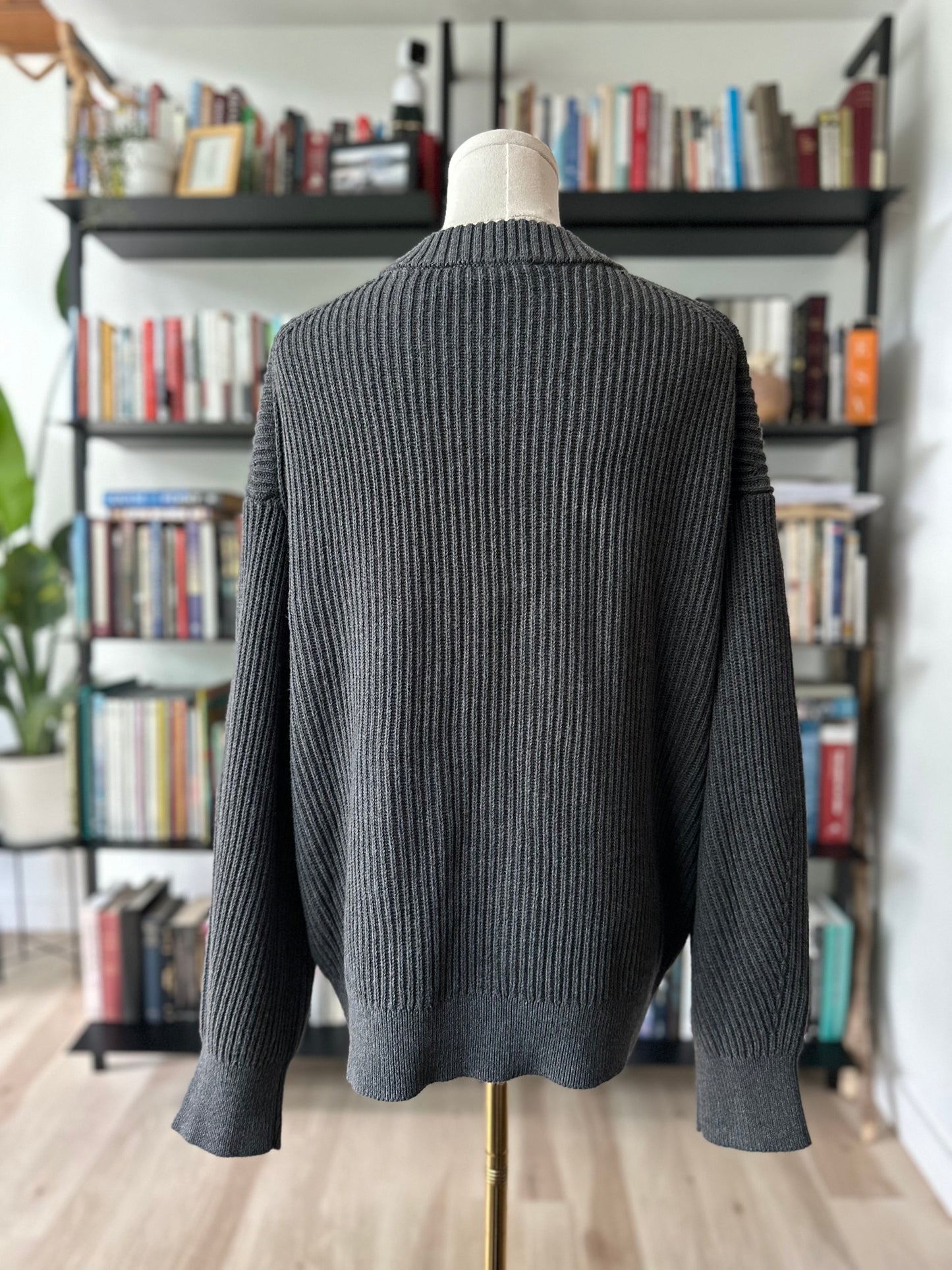 Everlane Cocoon Crew in everyday organic cotton in grey. Size Large
