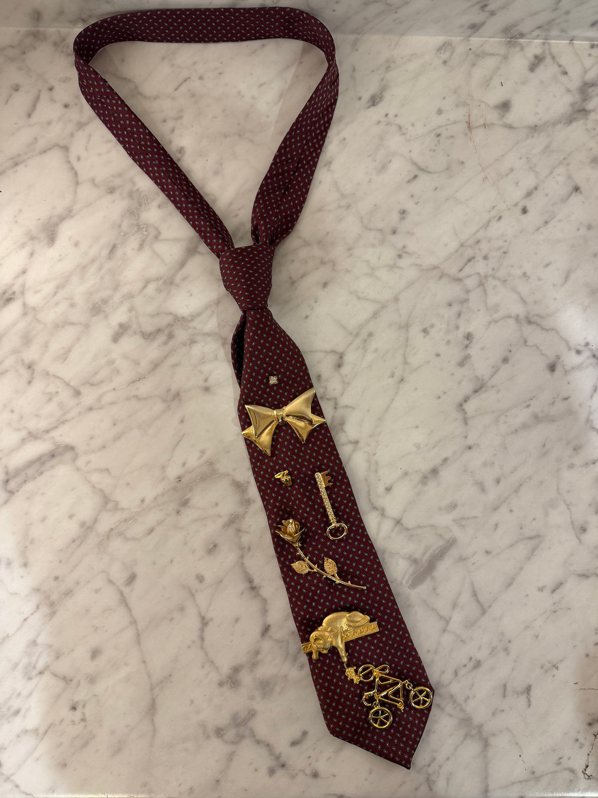 Brooch tie