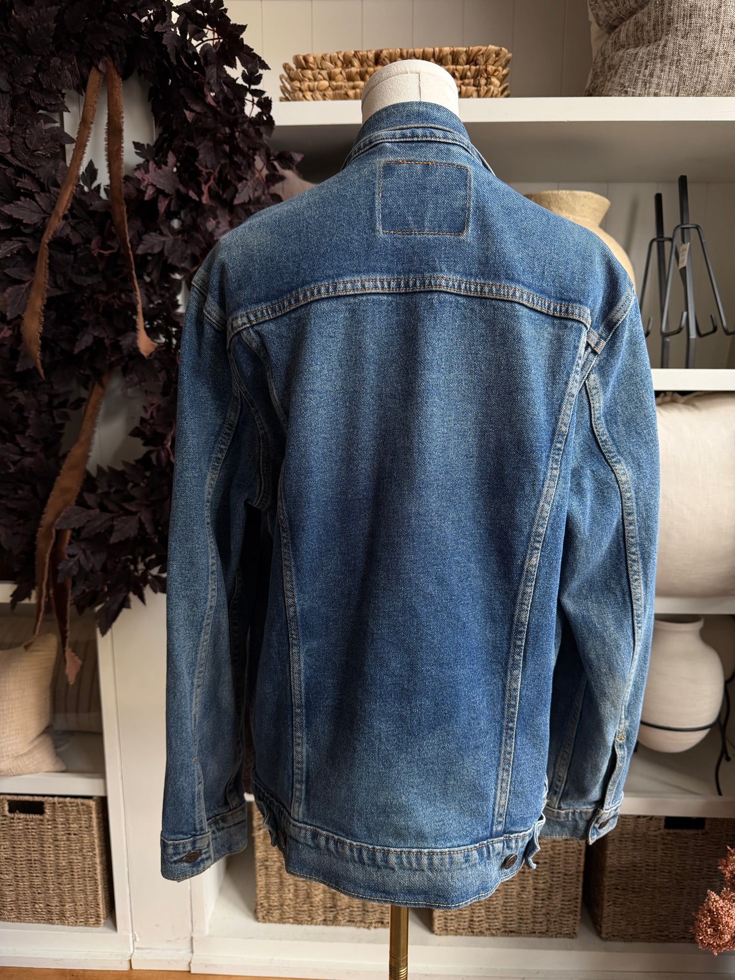 00s Levi’s denim jacket. Fits XS-M