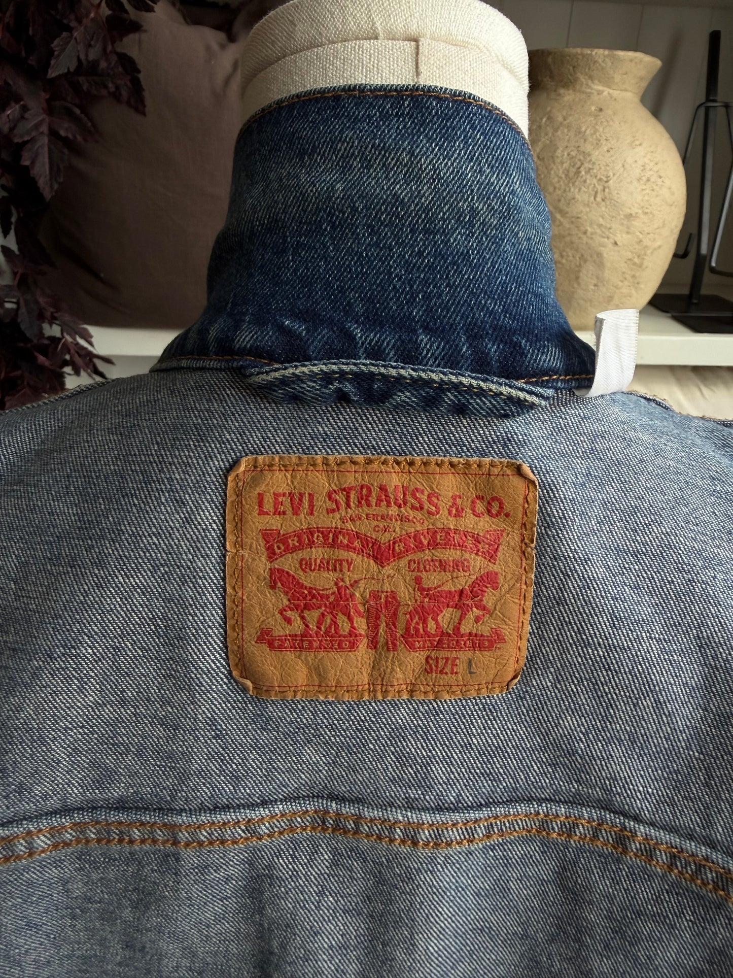 00s Levi’s denim jacket. Fits XS-M