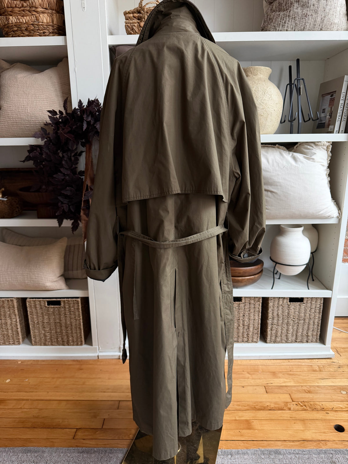 90s London Fog green trench with leather removable collar. Fits M-XXL tall