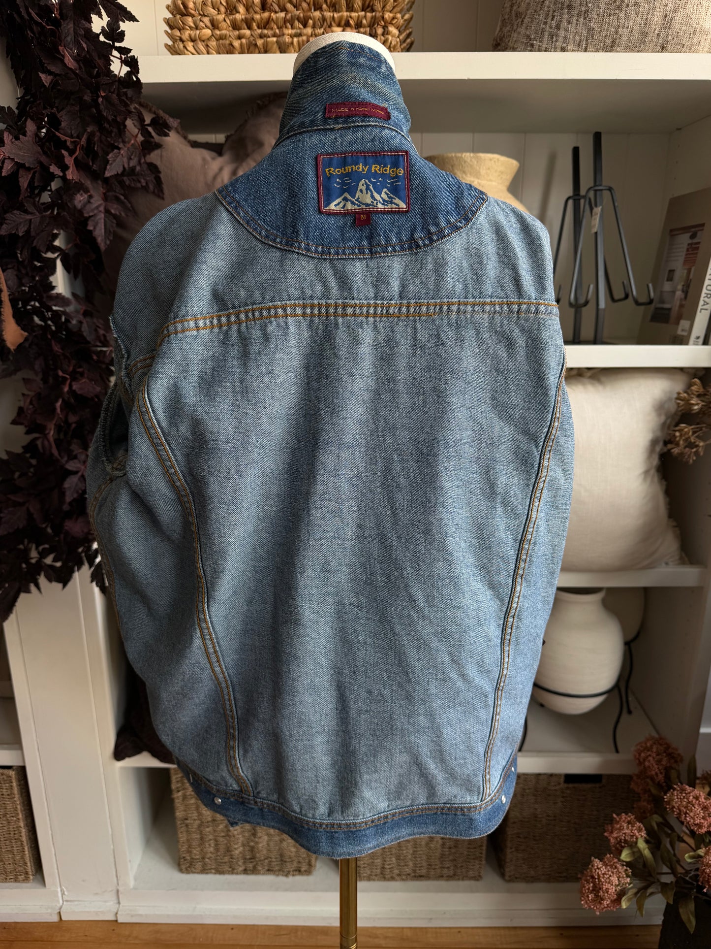 80s Roundy Ridge denim jacket. Made in Hong Kong. Fits XS-M
