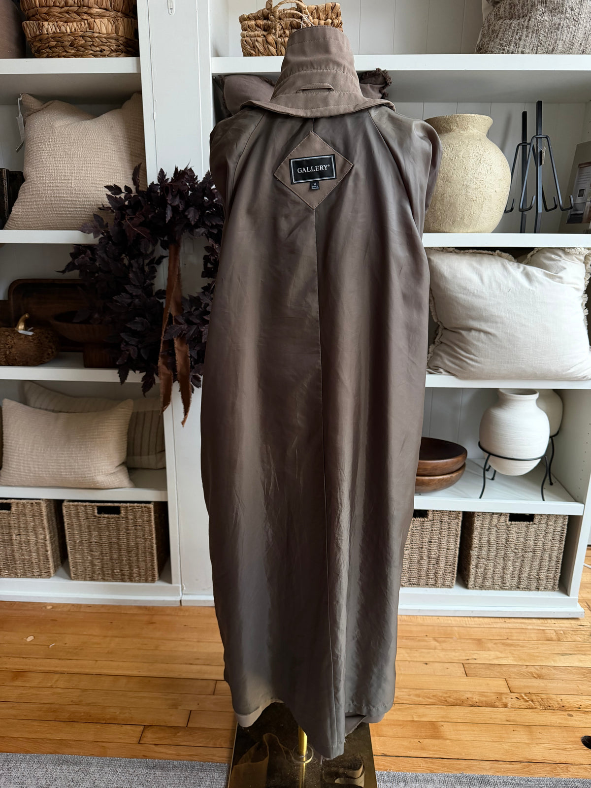 00s Gallery light brown trench. Fits M-XL