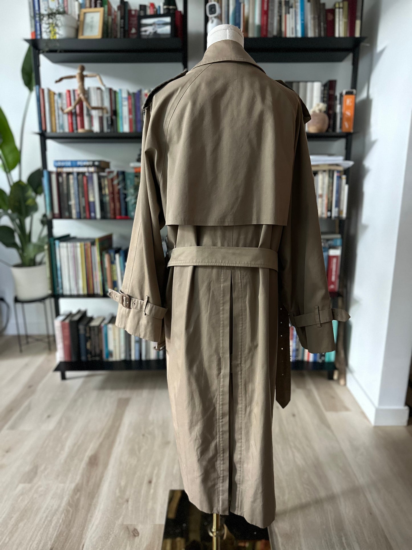 90s Burberry trench coat. Size 40 reg. No zip out lining