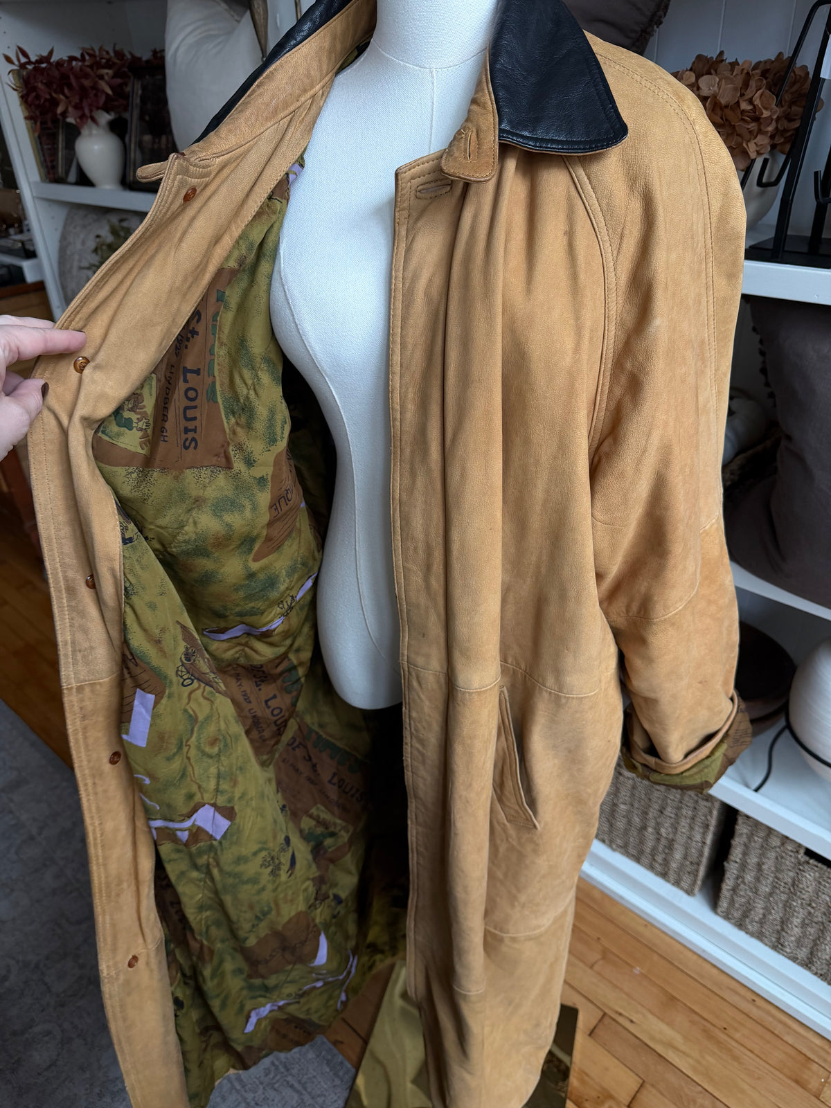 Vintage nubuck trench with black leather collar. Fits M-XL