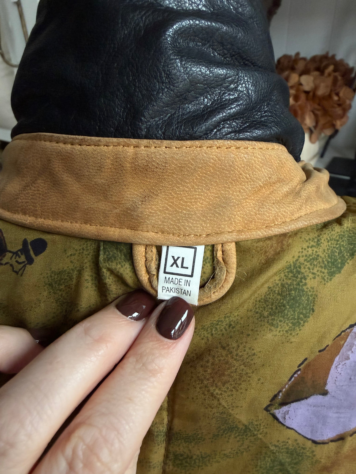 Vintage nubuck trench with black leather collar. Fits M-XL