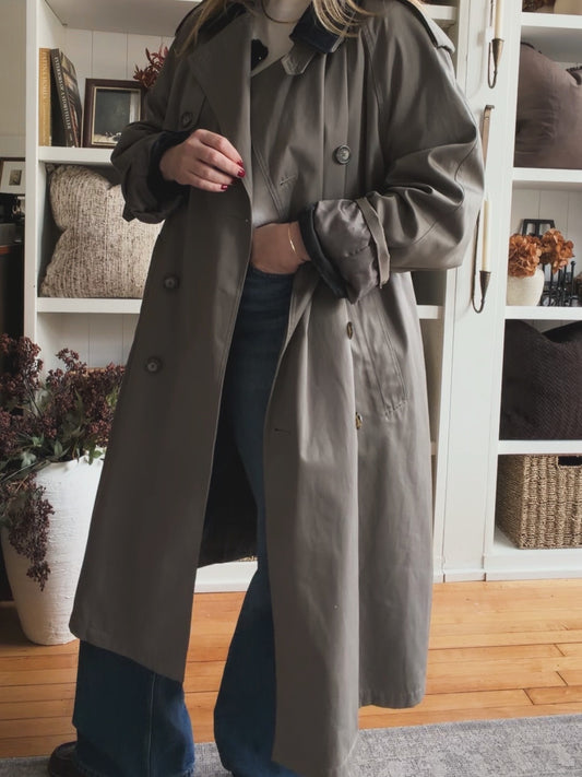 90s Lauren Ralph Lauren trench with navy removable collar and zip out lining. Fits M-XL