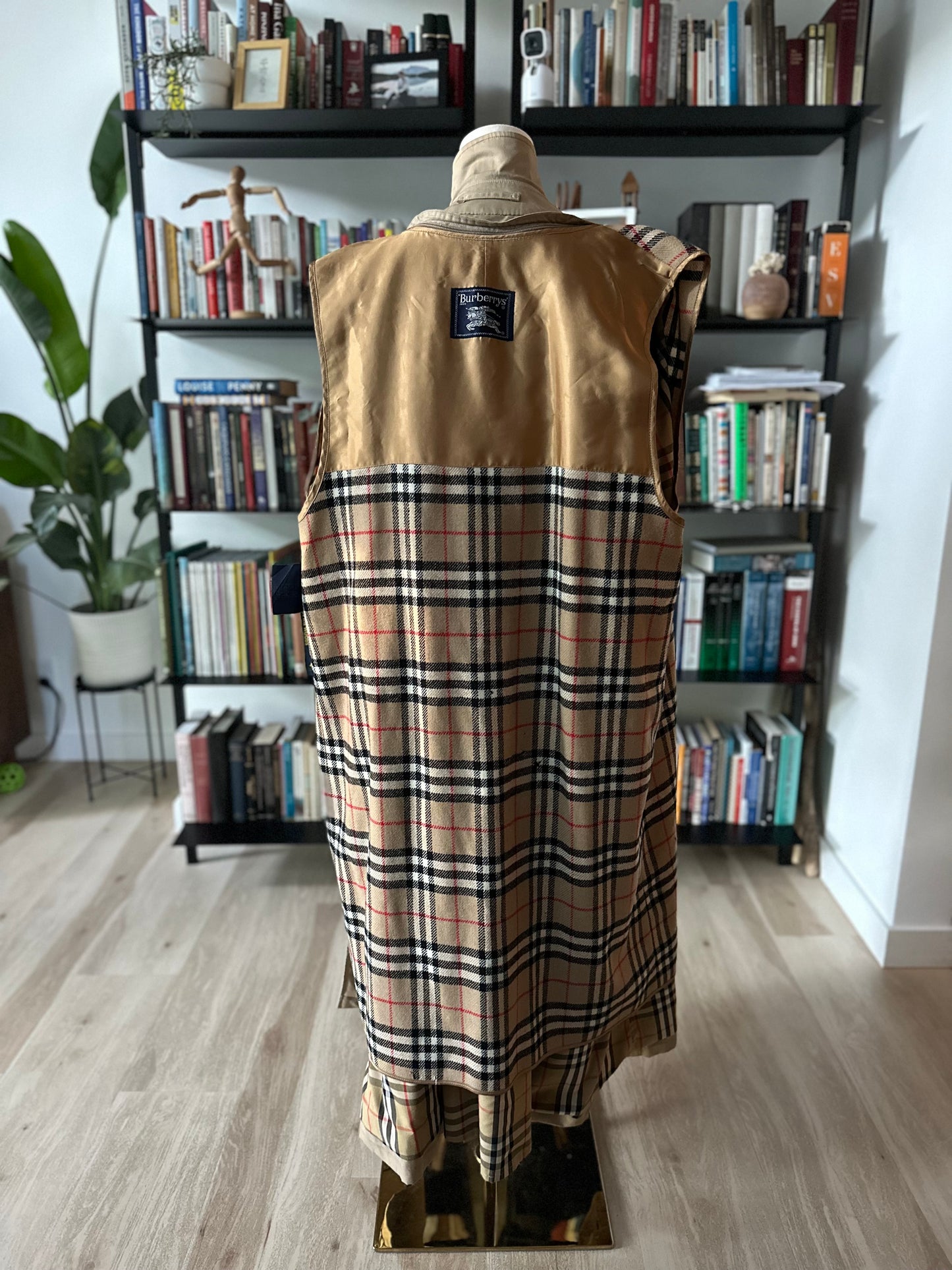 90s Burberry trench. Size XX-Long. Missing belt