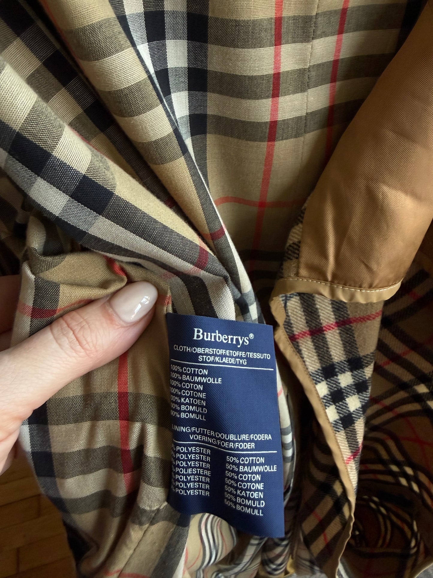 Vintage Burberry dark green trench coat with zip out wool lining. Fits M-XL
