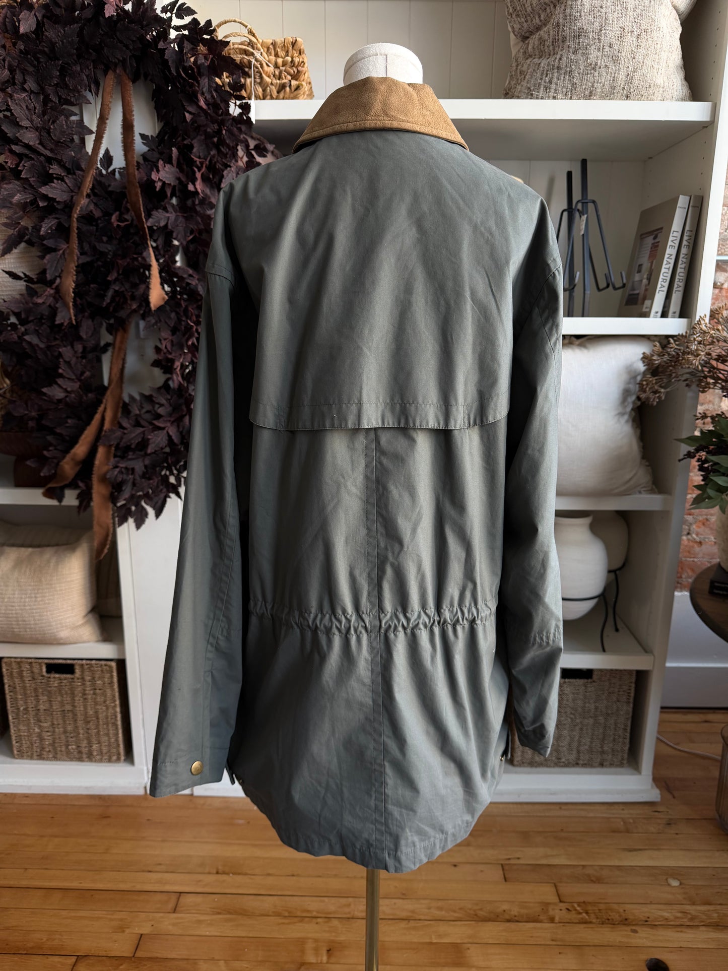 00s Towne London Fog green barn coat with leather collar. Fits M-XL