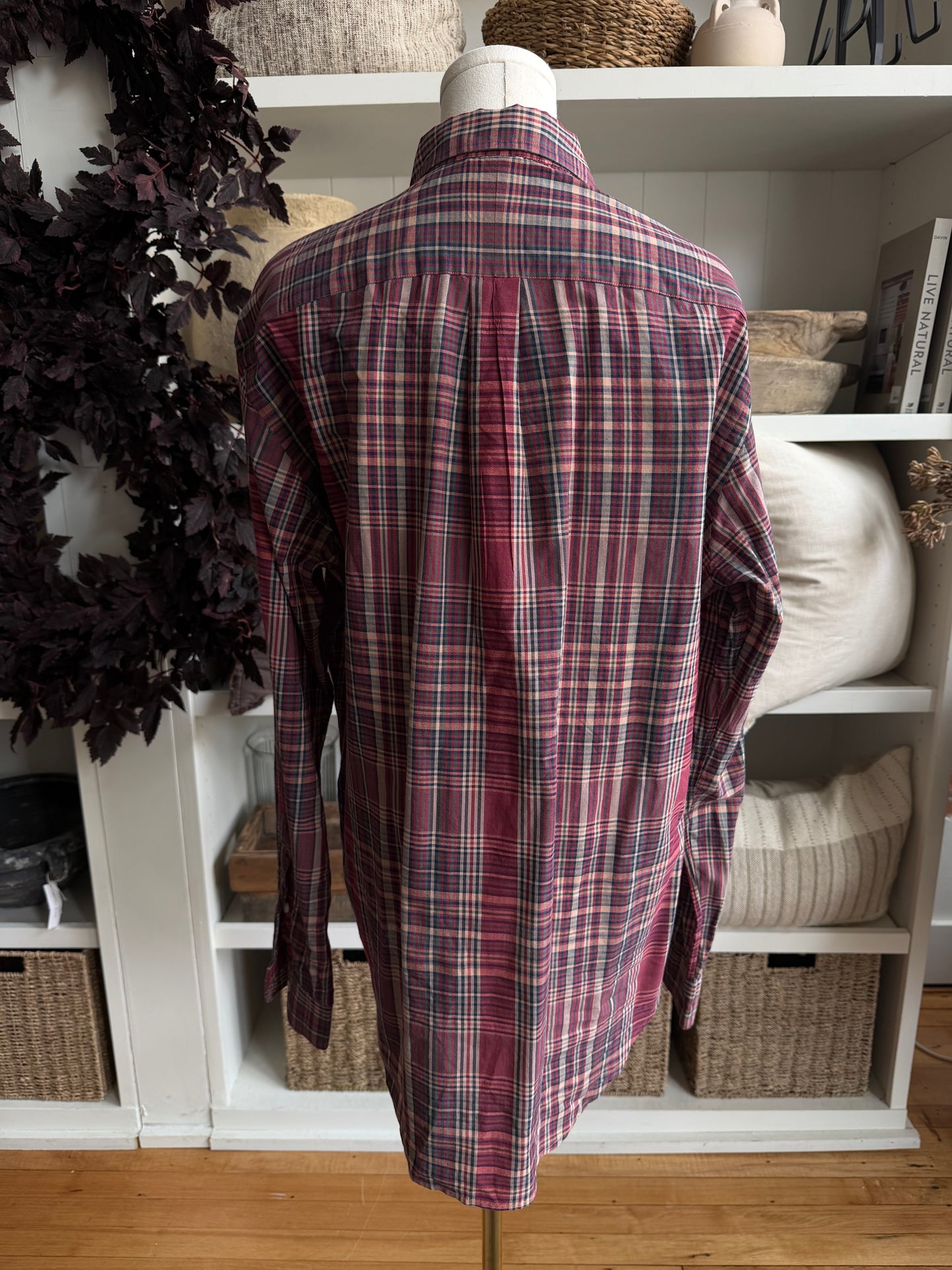 90s Ralph Lauren classic fit button down. Fits XS-M