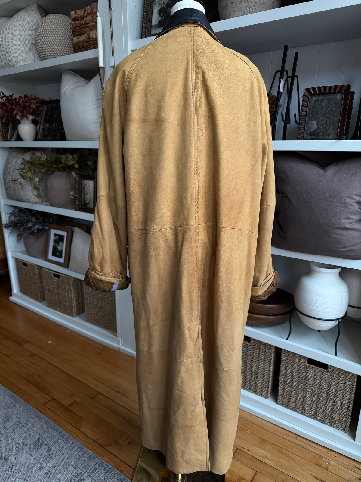 Vintage nubuck trench with black leather collar. Fits M-XL