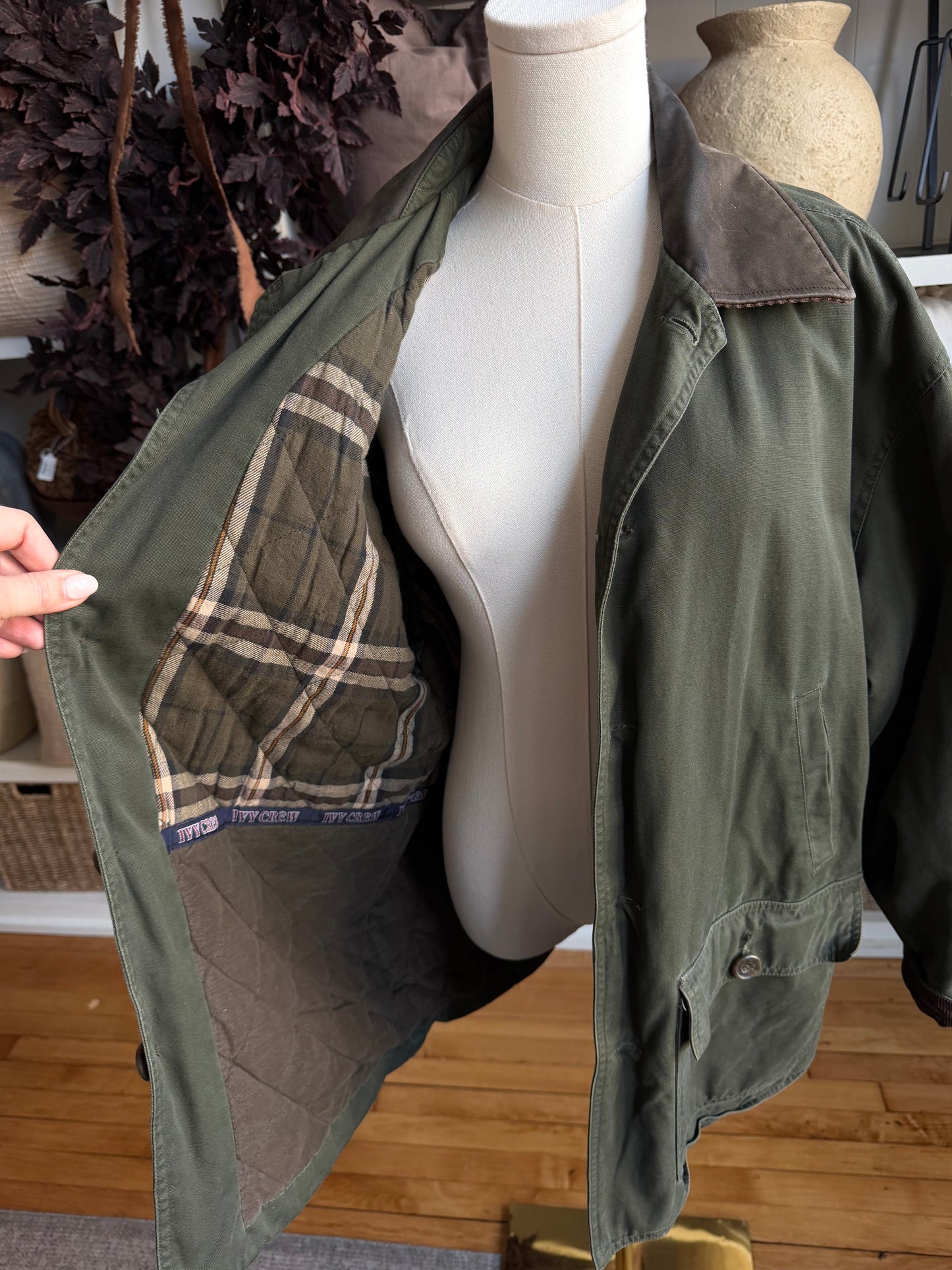 90s Ivy Crew insulated green barn coat with leather collar. Made in Hong Kong. Fits S-L